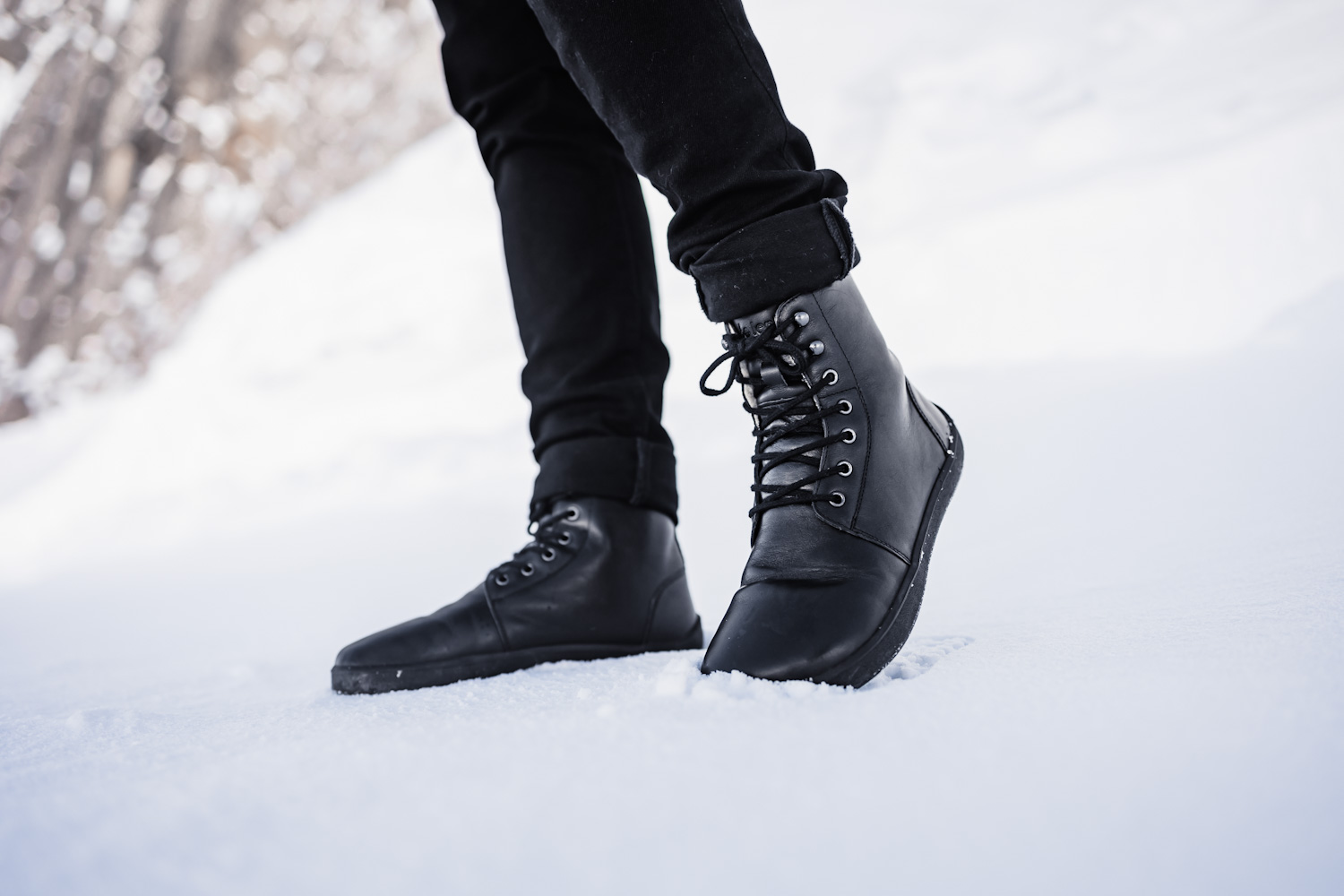 Zapatos de invierno barefoot Be Lenka Winter 3.0 - Black.


.insulation-properies{display:flex}@media(max-width:991px){.insulation-properies{flex-direction:column}}﻿﻿﻿﻿


  los zapatos descalzos imitan perfectamente el andar descalzo, exactamente como lo ha diseñado la naturaleza  napa de primera calidad  un forro de lana con excelentes propiedades termorreguladoras protegerá tus pies del frío  la suela DeepGrip está diseñada para una mejor estabilidad en varias superficies  una membrana impermeable entre el cuero y la lana asegura que tus pies permanezcan secos y calientes  el cuero hidrofugado evita la penetración de la humedad en los zapatos; para un mayor efecto utiliza la impregnación  con los ganchos bien colocados las botas son aún más prácticas de calzar

Ventajas de los zapatos descalzos:
suela ultraflexiblezero drop: talón y puntera en la misma altura al suelo para una postura adecuadapunta espaciosa para tus dedoscalzado ligero
Tipo: calzado de calle