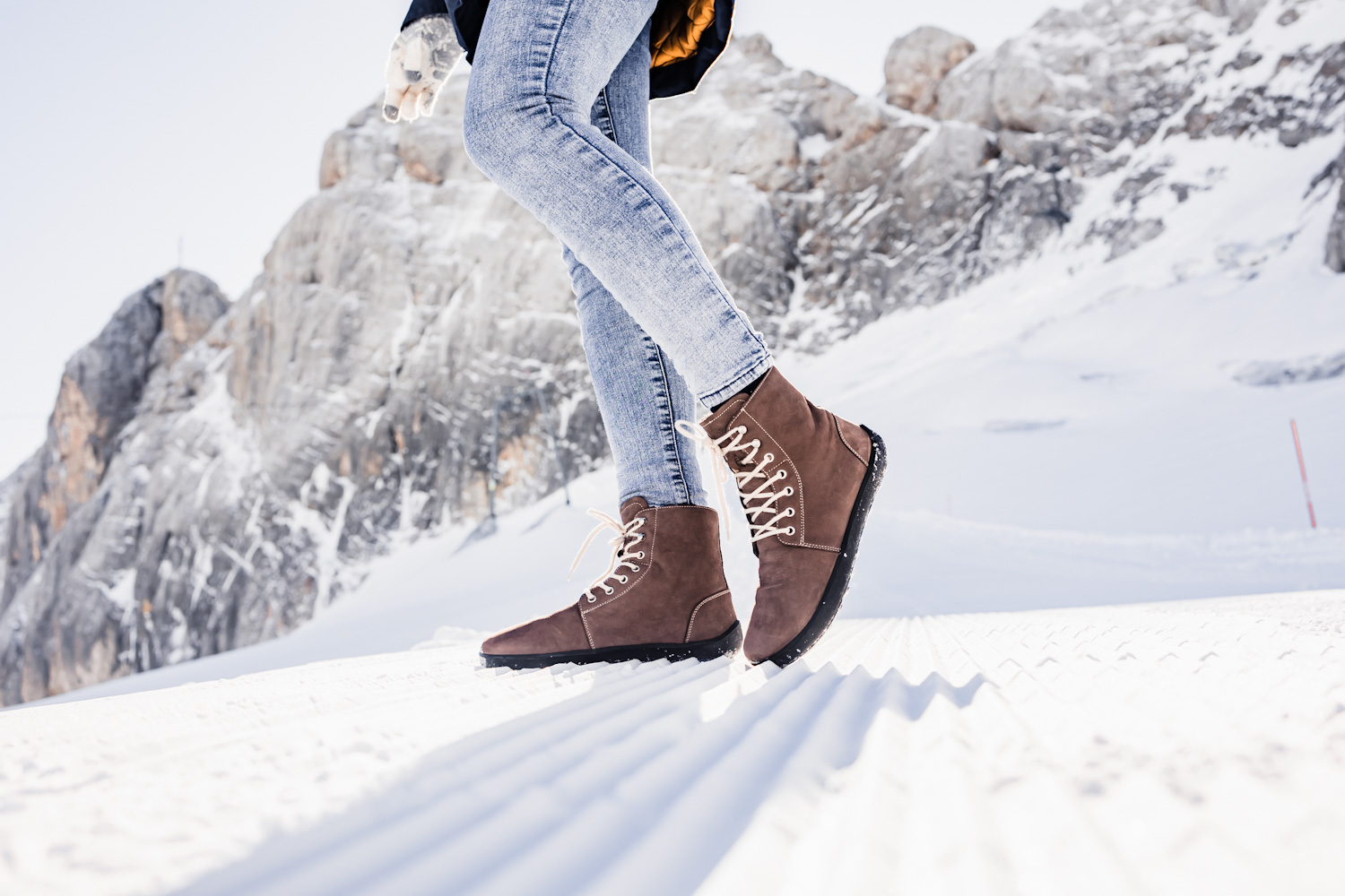 Zapatos de invierno barefoot Be Lenka Winter 3.0 - Chocolate.


.insulation-properies{display:flex}@media(max-width:991px){.insulation-properies{flex-direction:column}}﻿﻿﻿﻿


  los zapatos descalzos imitan perfectamente el andar descalzo, exactamente como lo ha diseñado la naturaleza  napa de primera calidad  un forro de lana con excelentes propiedades termorreguladoras protegerá tus pies del frío  la suela DeepGrip está diseñada para una mejor estabilidad en varias superficies  una membrana impermeable entre el cuero y la lana asegura que tus pies permanezcan secos y calientes  el cuero hidrofugado evita la penetración de la humedad en los zapatos; para un mayor efecto utiliza la impregnación  con los ganchos bien colocados las botas son aún más prácticas de calzar

Ventajas de los zapatos descalzos:
suela ultraflexiblezero drop: talón y puntera en la misma altura al suelo para una postura adecuadapunta espaciosa para tus dedoscalzado ligero
Tipo: calzado de calle