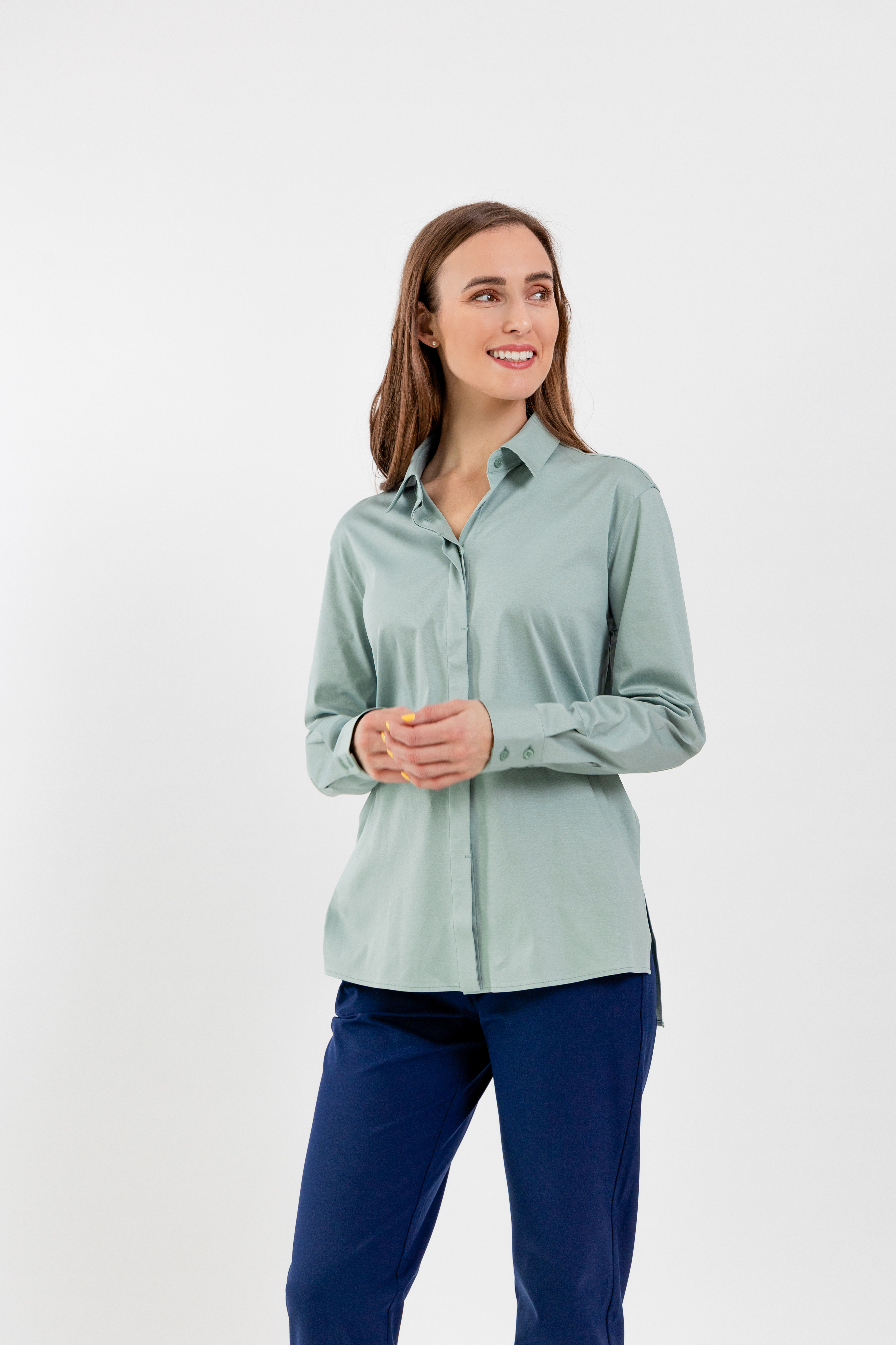 Camisa de mujer Be Lenka Essentials - Pistachio Green.
100% algodón para una comodidad perfectala camisa es parcialmente resistente al olor gracias al tratamiento antibacterianoel material de la camisa no perderá su calidad incluso después de muchos lavadosla inscripción Be Lenka en todos los botones y un botón de repuesto en la etiquetala prenda perfecta para complementar tu armario cápsula
Características:
tratamiento superficial antibacteriano
La modelo mide 168 cm de altura y lleva la talla XS.