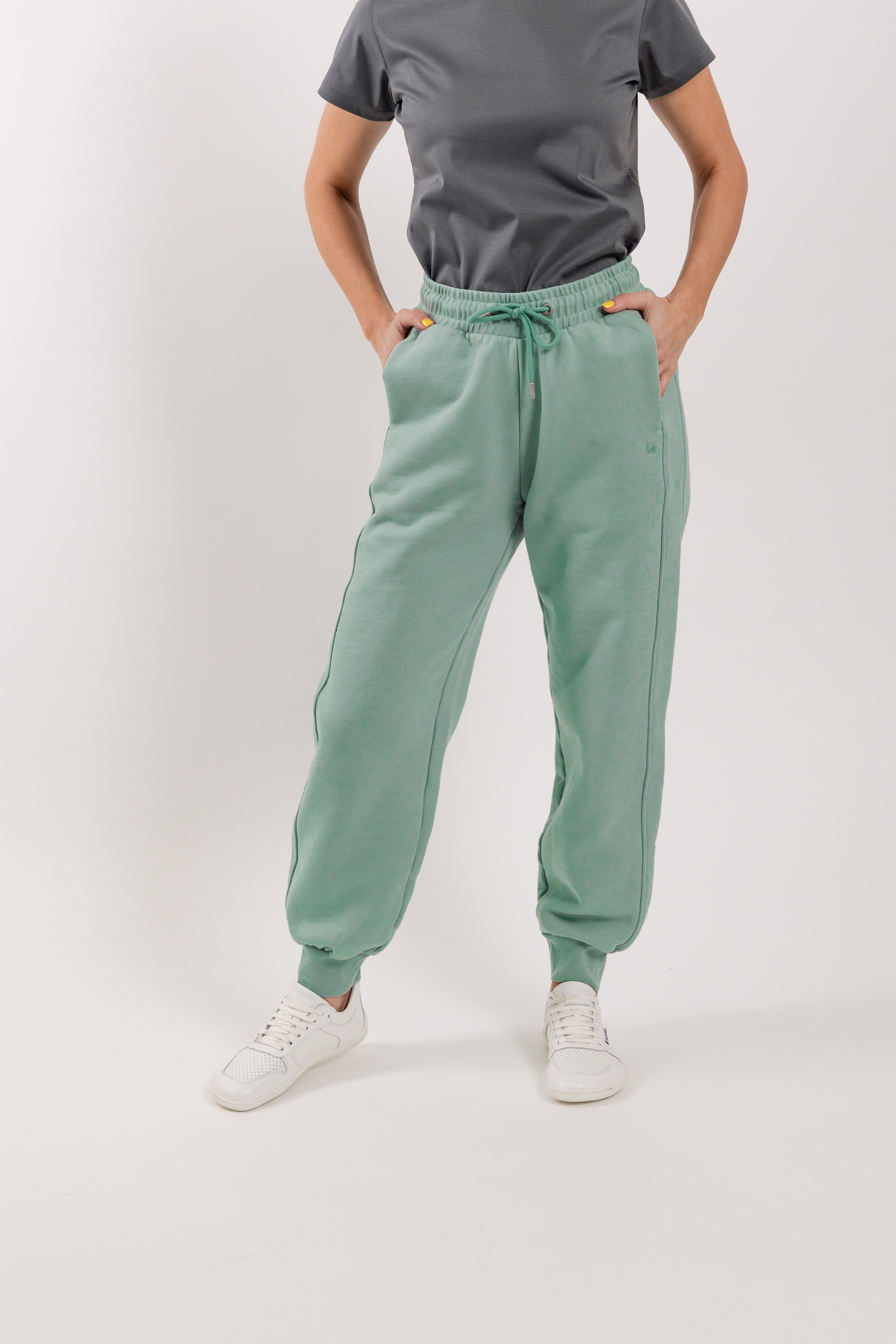 Pantalones de deporte para mujer Be Lenka Essentials - Pistachio Green.
la felpa francesa absorbe muy bien la humedad y es algo repelente al aguaEl tejido de punto tipo 