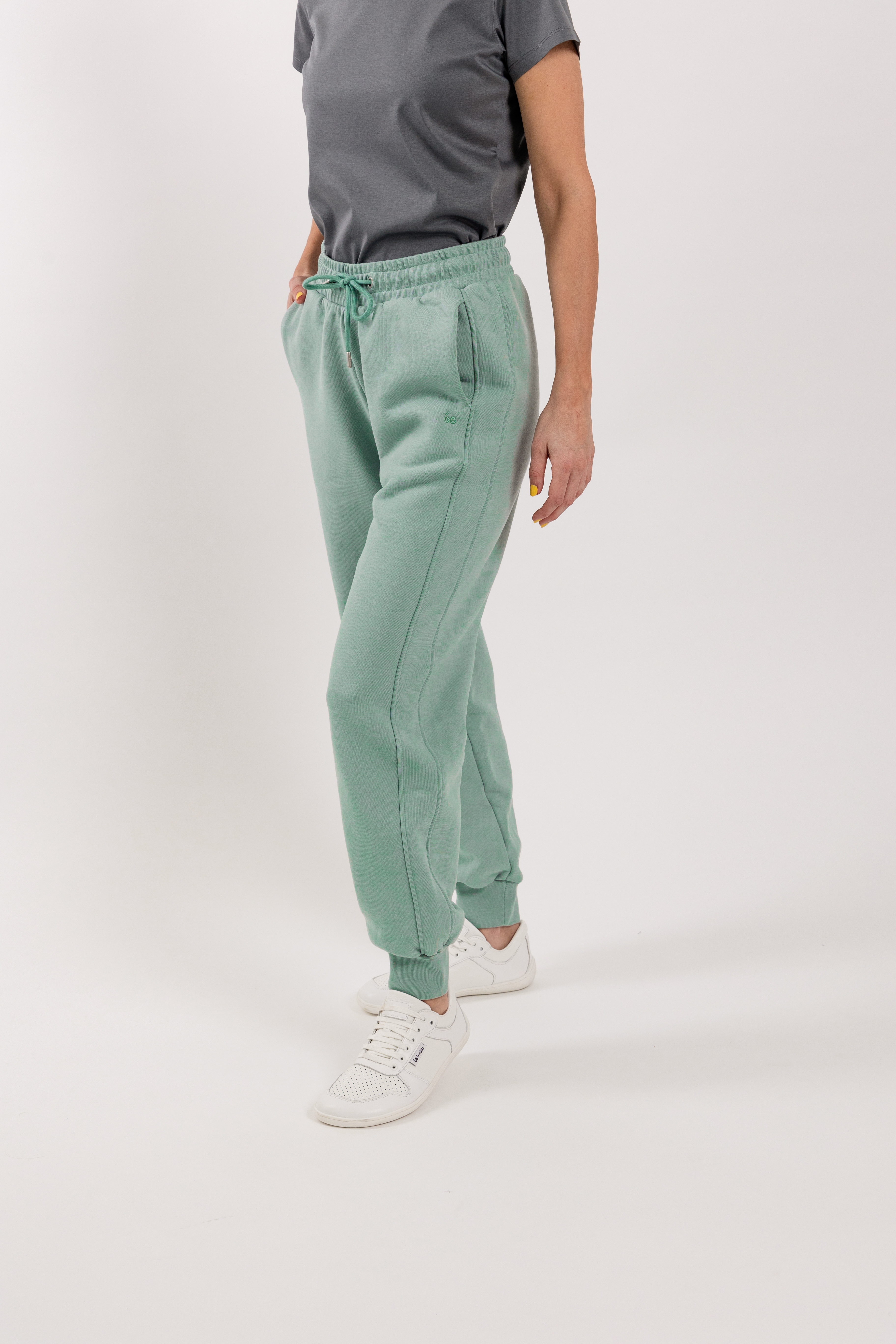 Pantalones de deporte para mujer Be Lenka Essentials - Pistachio Green.
la felpa francesa absorbe muy bien la humedad y es algo repelente al aguaEl tejido de punto tipo 