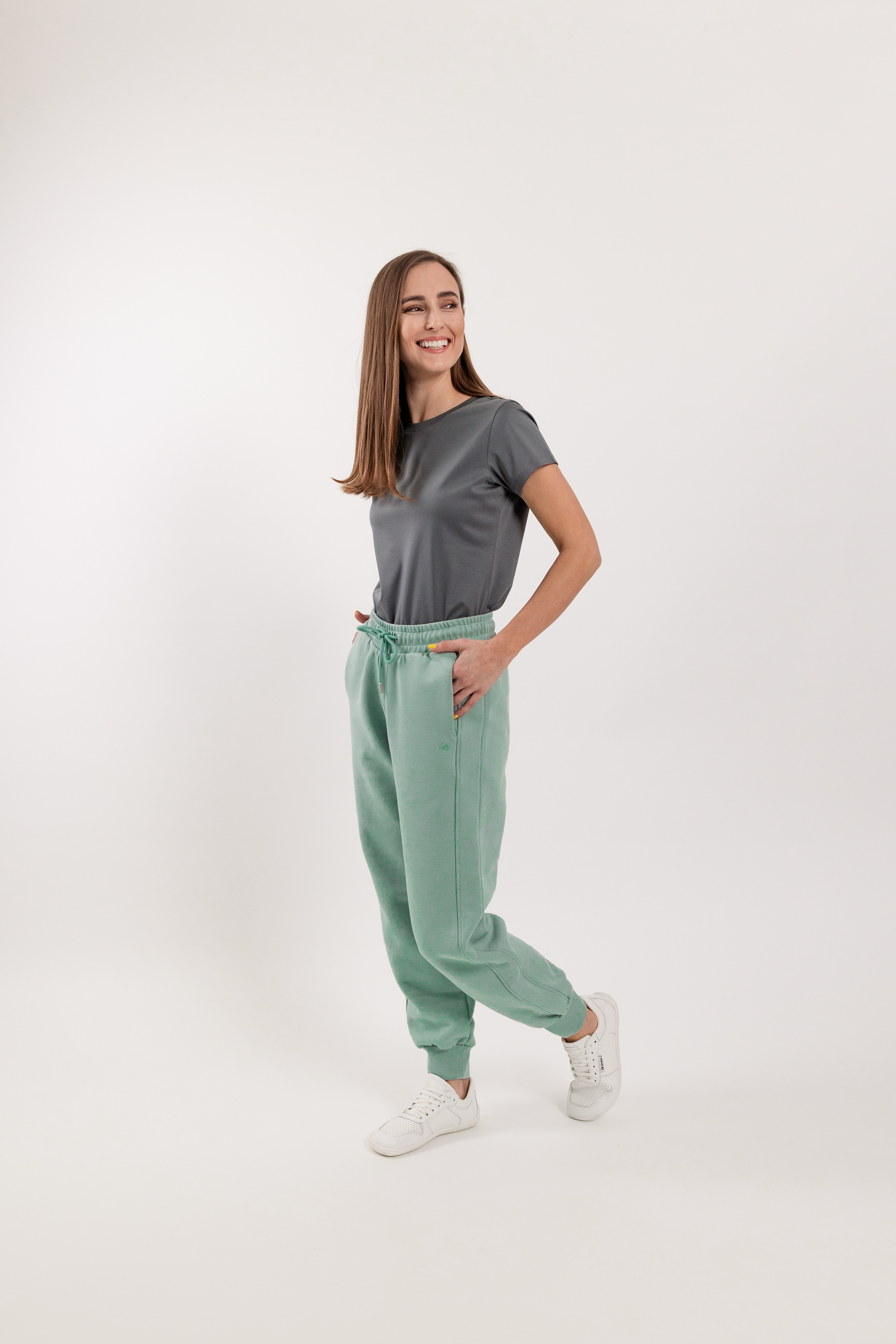 Pantalones de deporte para mujer Be Lenka Essentials - Pistachio Green.
la felpa francesa absorbe muy bien la humedad y es algo repelente al aguaEl tejido de punto tipo 