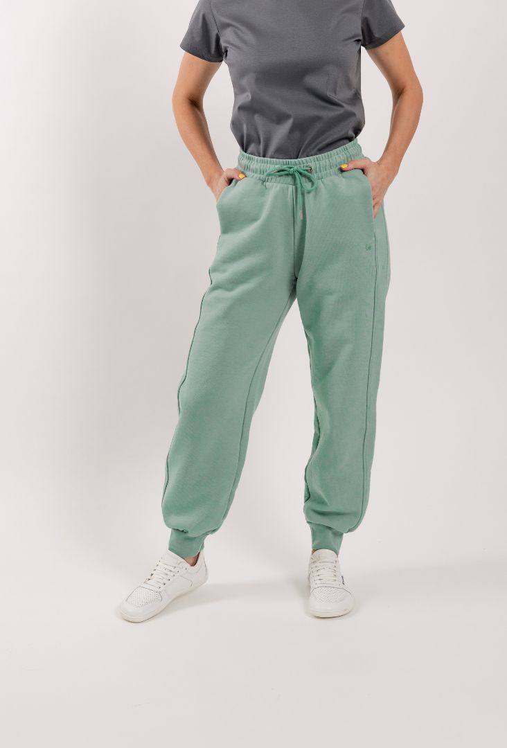 Pantalones de deporte para mujer Be Lenka Essentials - Pistachio Green.
la felpa francesa absorbe muy bien la humedad y es algo repelente al aguaEl tejido de punto tipo 