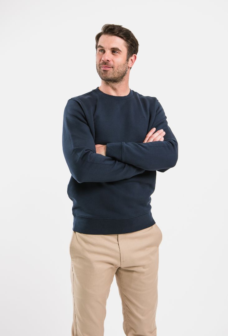 Sudadera de hombre sin capucha Be Lenka Essentials - Dark Blue.
100% algodón absorbe muy bien la humedadmaterial suave y cómodo para usar durante todo el díacostura precisa con énfasis en cada detalleel mayor peso de la sudadera garantiza la durabilidad incluso después de muchos lavados
Características:
tratamiento antibacteriano superficialmaterial antiarrugasmaterial repelente al agua
El modelo mide 190 cm de altura y lleva la talla L.