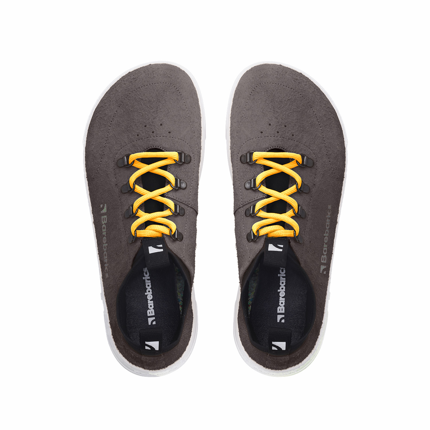 Barefoot Sneakers Barebarics Bronx - Midnight Black.
Las zapatillas Barebarics se fabrican mediante procesos que minimizan el impacto en el medio ambiente.
  La parte superior está hecha de cuero y textil  El forro está hecho de lycra y microfibra  La suela está hecha de goma sintética suave con alta resistencia al desgaste.



Atributos del calzado “barefoot”
    Forma anatómica - La zapatilla respeta la forma del pie.

Más información
calzado de callediseño urbano modernodiseñado y hecho a mano en la Unión Europea con el uso de materiales sostenibles localesexcelente durabilidad y solidez del color de los materialesdisponibles en tallas: 36 - 47 (según medida europea)