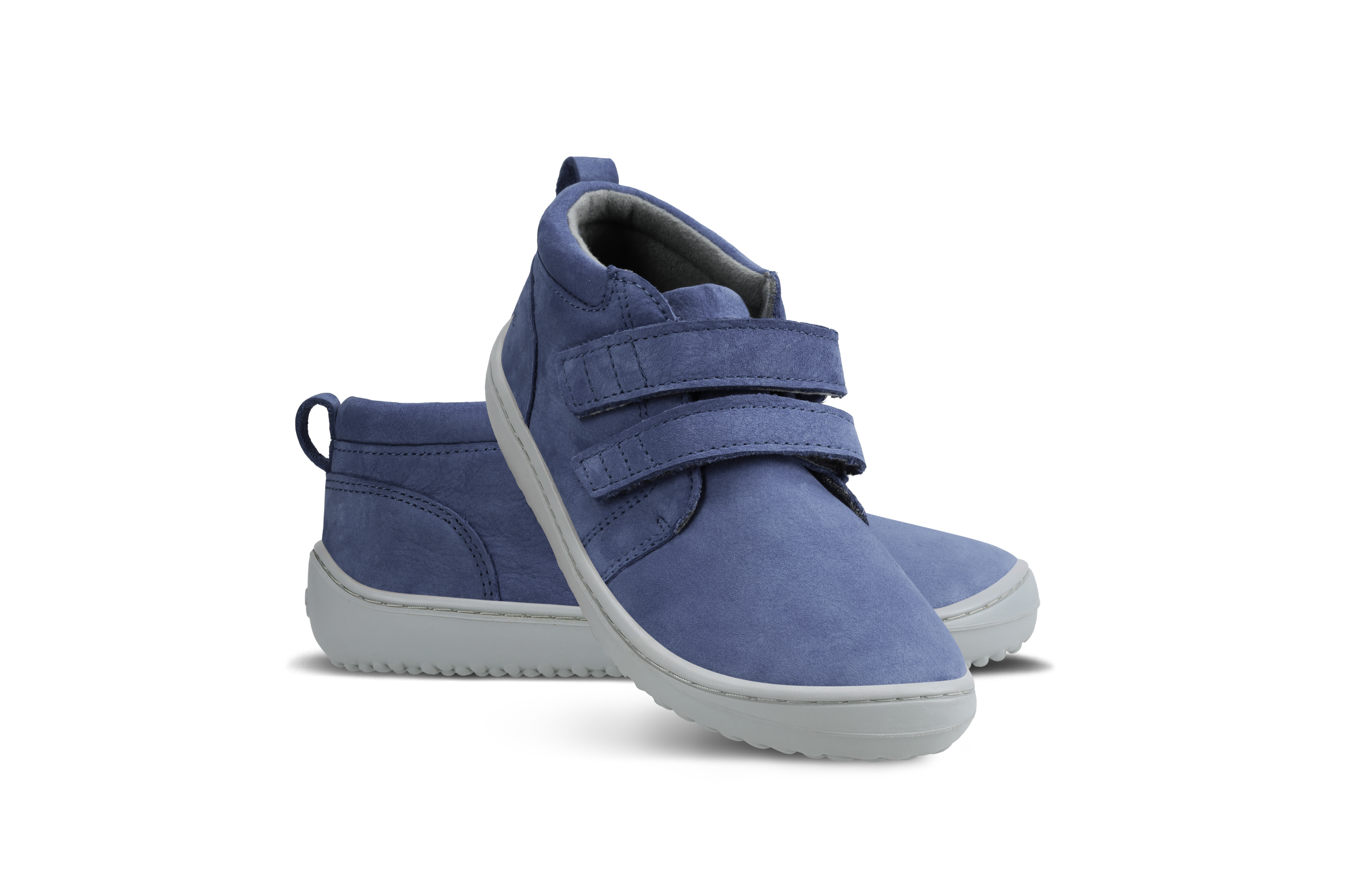 Zapatos barefoot de niños Be Lenka Play - Dark Blue.
  los zapatos descalzos imitan perfectamente el andar descalzo, exactamente como lo ha diseñado la naturaleza  suela cosida para una mayor duración del calzado  la suela KidsComfort, gracias a sus salientes, garantiza una perfecta estabilidad y control del paso durante el movimiento diario  cuello de talón de cuero para mayor confort y durabilidad  forro de textil agradable al tacto  nueva plantilla extraíble hecha de PU reciclado y algodón  elegante logotipo de Be Lenka grabado en relieve
Beneficios del calzado barefoot:
   suela ultraflexible   caída cero (zero drop): talón y punta en un mismo plano para una postura adecuada   puntera espaciosa para los dedos del pie   calzado ligero
Tipo: calzado de calle