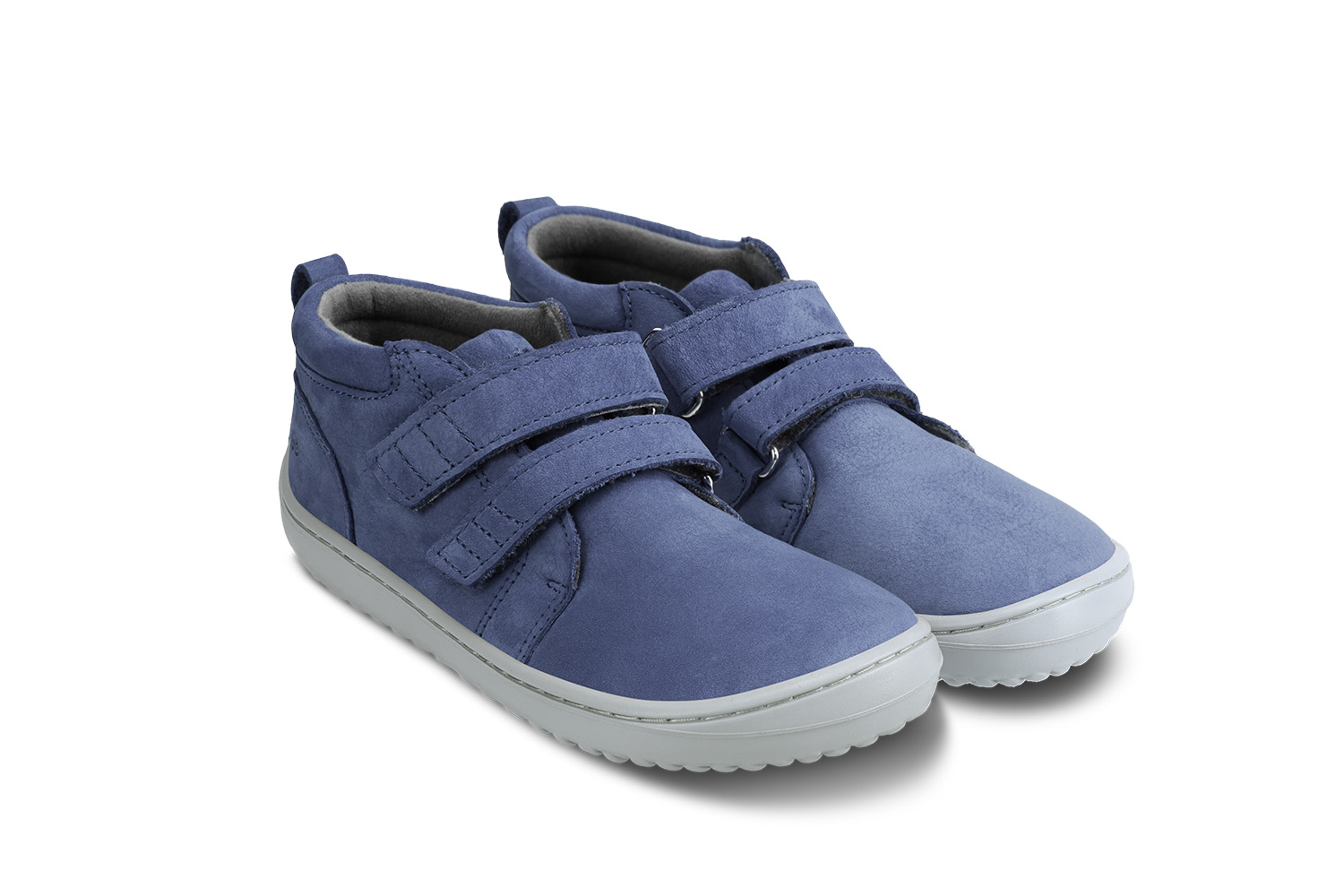 Zapatos barefoot de niños Be Lenka Play - Dark Blue.
  los zapatos descalzos imitan perfectamente el andar descalzo, exactamente como lo ha diseñado la naturaleza  suela cosida para una mayor duración del calzado  la suela KidsComfort, gracias a sus salientes, garantiza una perfecta estabilidad y control del paso durante el movimiento diario  cuello de talón de cuero para mayor confort y durabilidad  forro de textil agradable al tacto  nueva plantilla extraíble hecha de PU reciclado y algodón  elegante logotipo de Be Lenka grabado en relieve
Beneficios del calzado barefoot:
   suela ultraflexible   caída cero (zero drop): talón y punta en un mismo plano para una postura adecuada   puntera espaciosa para los dedos del pie   calzado ligero
Tipo: calzado de calle