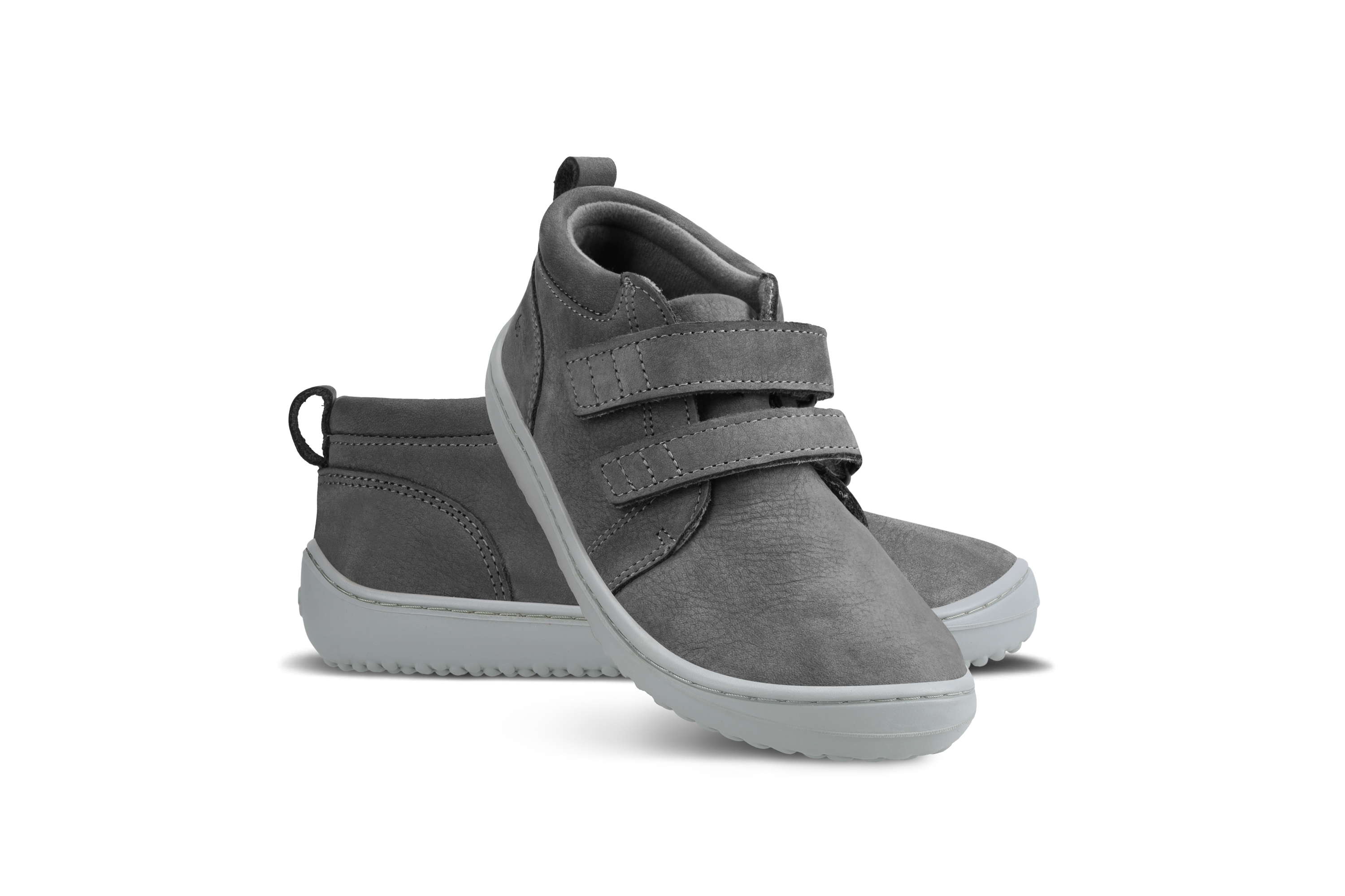 Zapatos barefoot de niños Be Lenka Play - Dark Grey.
  los zapatos descalzos imitan perfectamente el andar descalzo, exactamente como lo ha diseñado la naturaleza  suela cosida para una mayor duración del calzado  la suela KidsComfort, gracias a sus salientes, garantiza una perfecta estabilidad y control del paso durante el movimiento diario  cuello de talón de cuero para mayor confort y durabilidad  forro de textil agradable al tacto  nueva plantilla extraíble hecha de PU reciclado y algodón  elegante logotipo de Be Lenka grabado en relieve
Beneficios del calzado barefoot:
   suela ultraflexible   caída cero (zero drop): talón y punta en un mismo plano para una postura adecuada   puntera espaciosa para los dedos del pie   calzado ligero
Tipo: calzado de calle