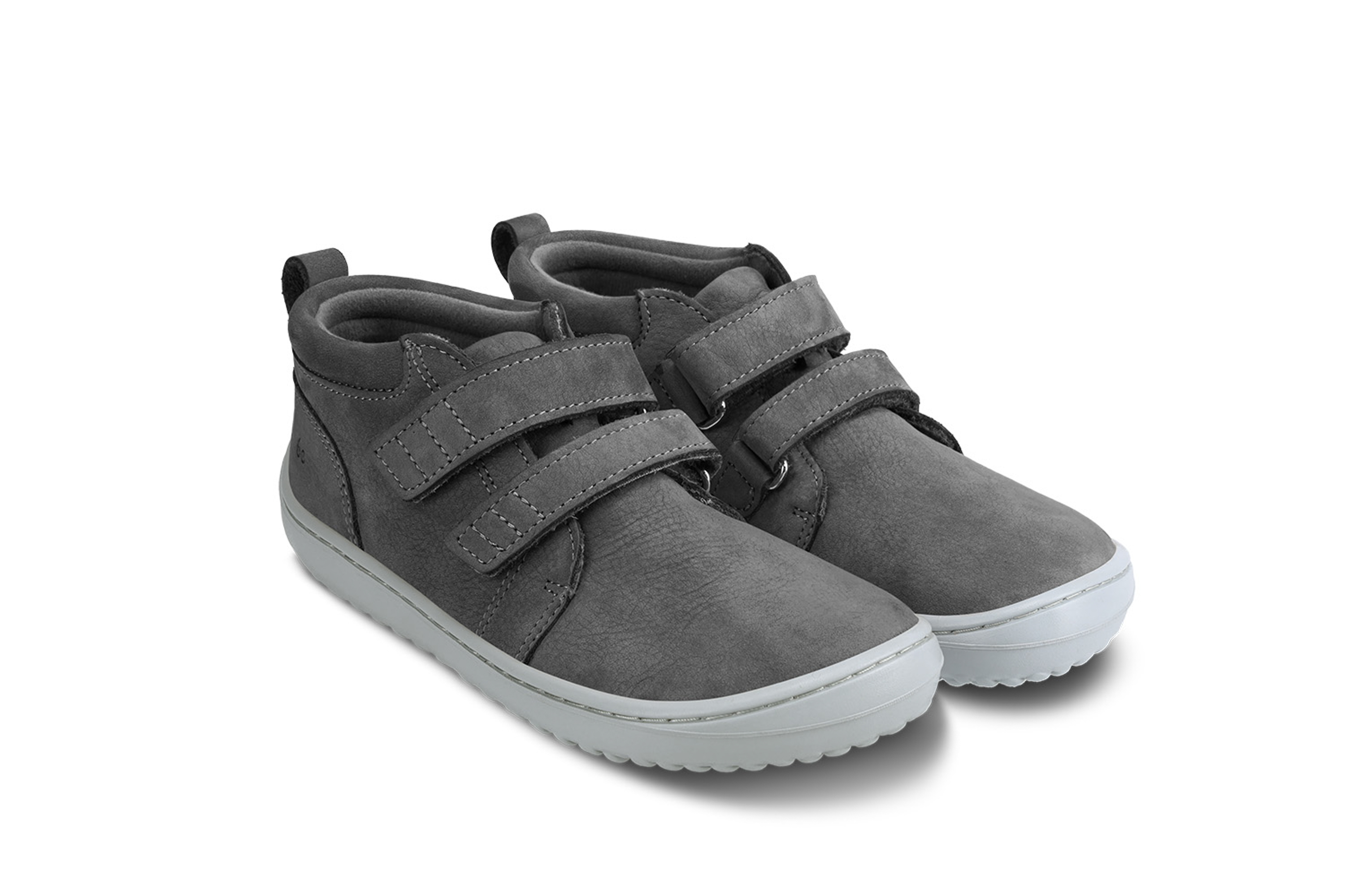 Zapatos barefoot de niños Be Lenka Play - Dark Grey.
  los zapatos descalzos imitan perfectamente el andar descalzo, exactamente como lo ha diseñado la naturaleza  suela cosida para una mayor duración del calzado  la suela KidsComfort, gracias a sus salientes, garantiza una perfecta estabilidad y control del paso durante el movimiento diario  cuello de talón de cuero para mayor confort y durabilidad  forro de textil agradable al tacto  nueva plantilla extraíble hecha de PU reciclado y algodón  elegante logotipo de Be Lenka grabado en relieve
Beneficios del calzado barefoot:
   suela ultraflexible   caída cero (zero drop): talón y punta en un mismo plano para una postura adecuada   puntera espaciosa para los dedos del pie   calzado ligero
Tipo: calzado de calle