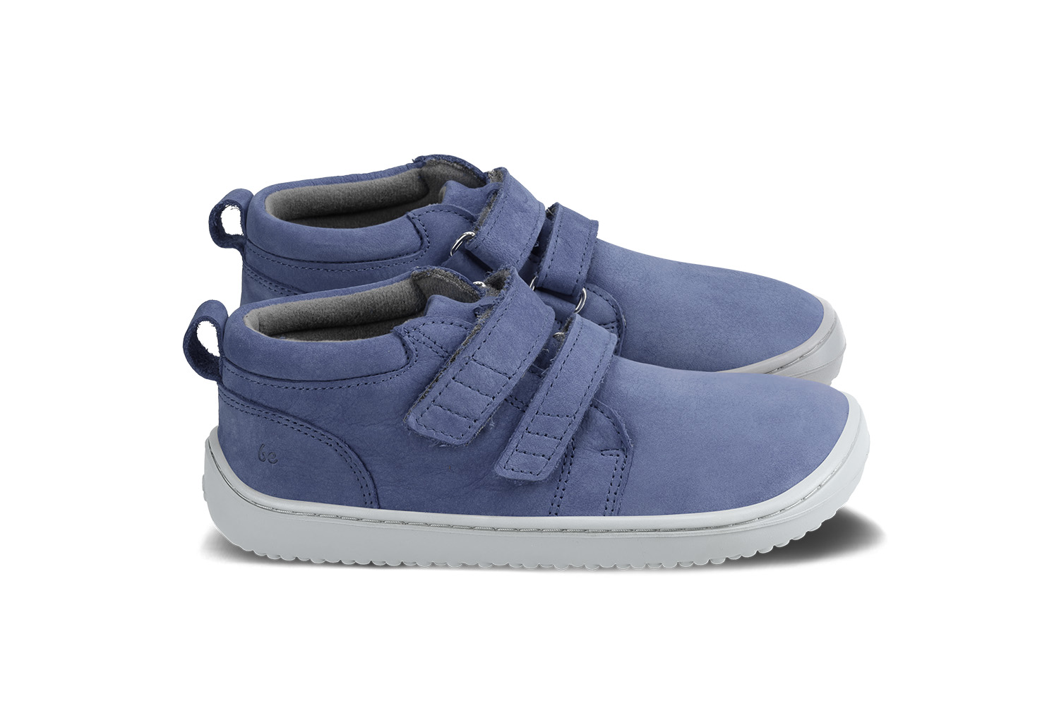 Zapatos barefoot de niños Be Lenka Play - Dark Blue.
  los zapatos descalzos imitan perfectamente el andar descalzo, exactamente como lo ha diseñado la naturaleza  suela cosida para una mayor duración del calzado  la suela KidsComfort, gracias a sus salientes, garantiza una perfecta estabilidad y control del paso durante el movimiento diario  cuello de talón de cuero para mayor confort y durabilidad  forro de textil agradable al tacto  nueva plantilla extraíble hecha de PU reciclado y algodón  elegante logotipo de Be Lenka grabado en relieve
Beneficios del calzado barefoot:
   suela ultraflexible   caída cero (zero drop): talón y punta en un mismo plano para una postura adecuada   puntera espaciosa para los dedos del pie   calzado ligero
Tipo: calzado de calle