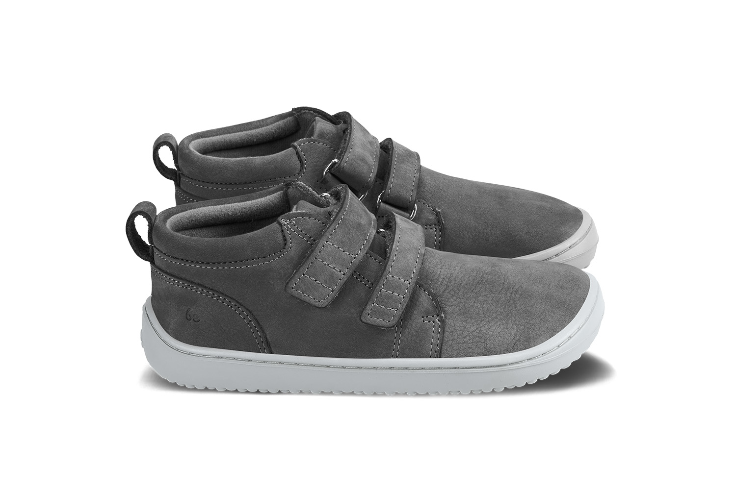 Zapatos barefoot de niños Be Lenka Play - Dark Grey.
  los zapatos descalzos imitan perfectamente el andar descalzo, exactamente como lo ha diseñado la naturaleza  suela cosida para una mayor duración del calzado  la suela KidsComfort, gracias a sus salientes, garantiza una perfecta estabilidad y control del paso durante el movimiento diario  cuello de talón de cuero para mayor confort y durabilidad  forro de textil agradable al tacto  nueva plantilla extraíble hecha de PU reciclado y algodón  elegante logotipo de Be Lenka grabado en relieve
Beneficios del calzado barefoot:
   suela ultraflexible   caída cero (zero drop): talón y punta en un mismo plano para una postura adecuada   puntera espaciosa para los dedos del pie   calzado ligero
Tipo: calzado de calle