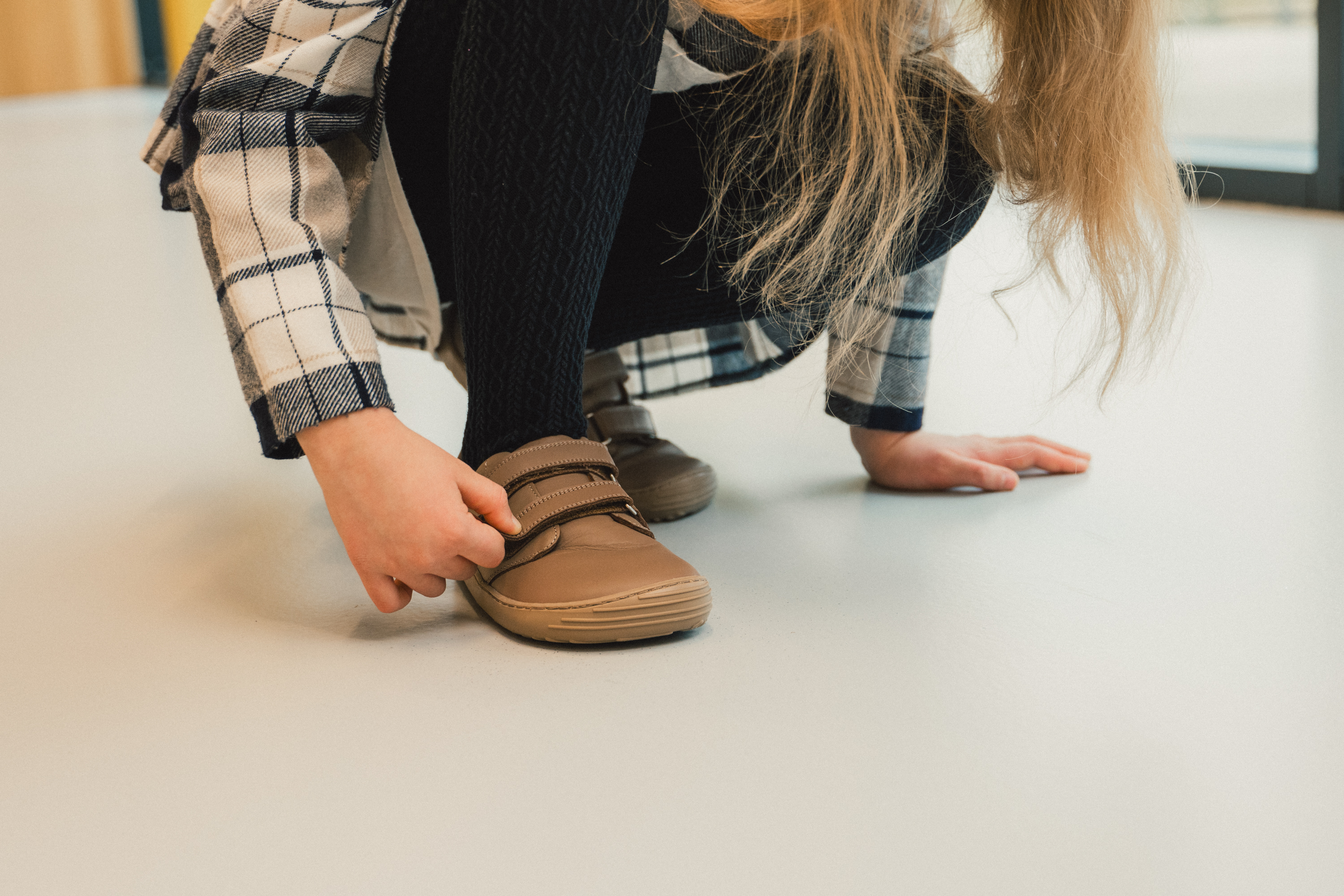 Zapatos barefoot de niños Be Lenka Bounce - All Brown.
  los zapatos descalzos imitan perfectamente el andar descalzo, exactamente como lo ha diseñado la naturaleza  suela cosida para la vida del zapato más larga  zapatos universales adecuados también para eventos especiales  suela KidsUltraGrip para modelos infantiles con excelente agarre y patrón divertido  calzado prácticos gracias al velcro  zapatos ligeros fabricados de piel de napa de primera calidad  elegantes logotipos 