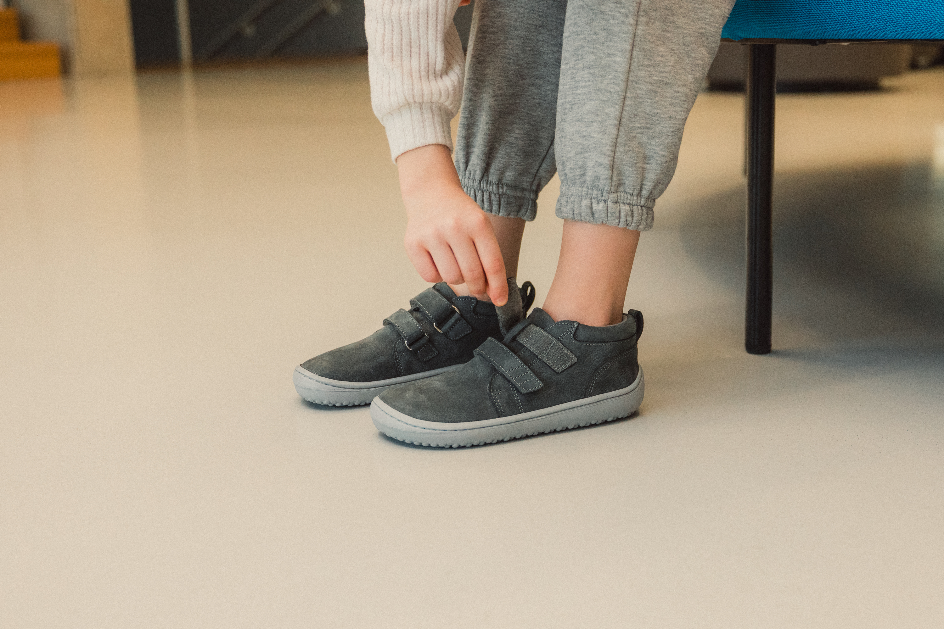 Zapatos barefoot de niños Be Lenka Play - Dark Grey.
  los zapatos descalzos imitan perfectamente el andar descalzo, exactamente como lo ha diseñado la naturaleza  suela cosida para una mayor duración del calzado  la suela KidsComfort, gracias a sus salientes, garantiza una perfecta estabilidad y control del paso durante el movimiento diario  cuello de talón de cuero para mayor confort y durabilidad  forro de textil agradable al tacto  nueva plantilla extraíble hecha de PU reciclado y algodón  elegante logotipo de Be Lenka grabado en relieve
Beneficios del calzado barefoot:
   suela ultraflexible   caída cero (zero drop): talón y punta en un mismo plano para una postura adecuada   puntera espaciosa para los dedos del pie   calzado ligero
Tipo: calzado de calle