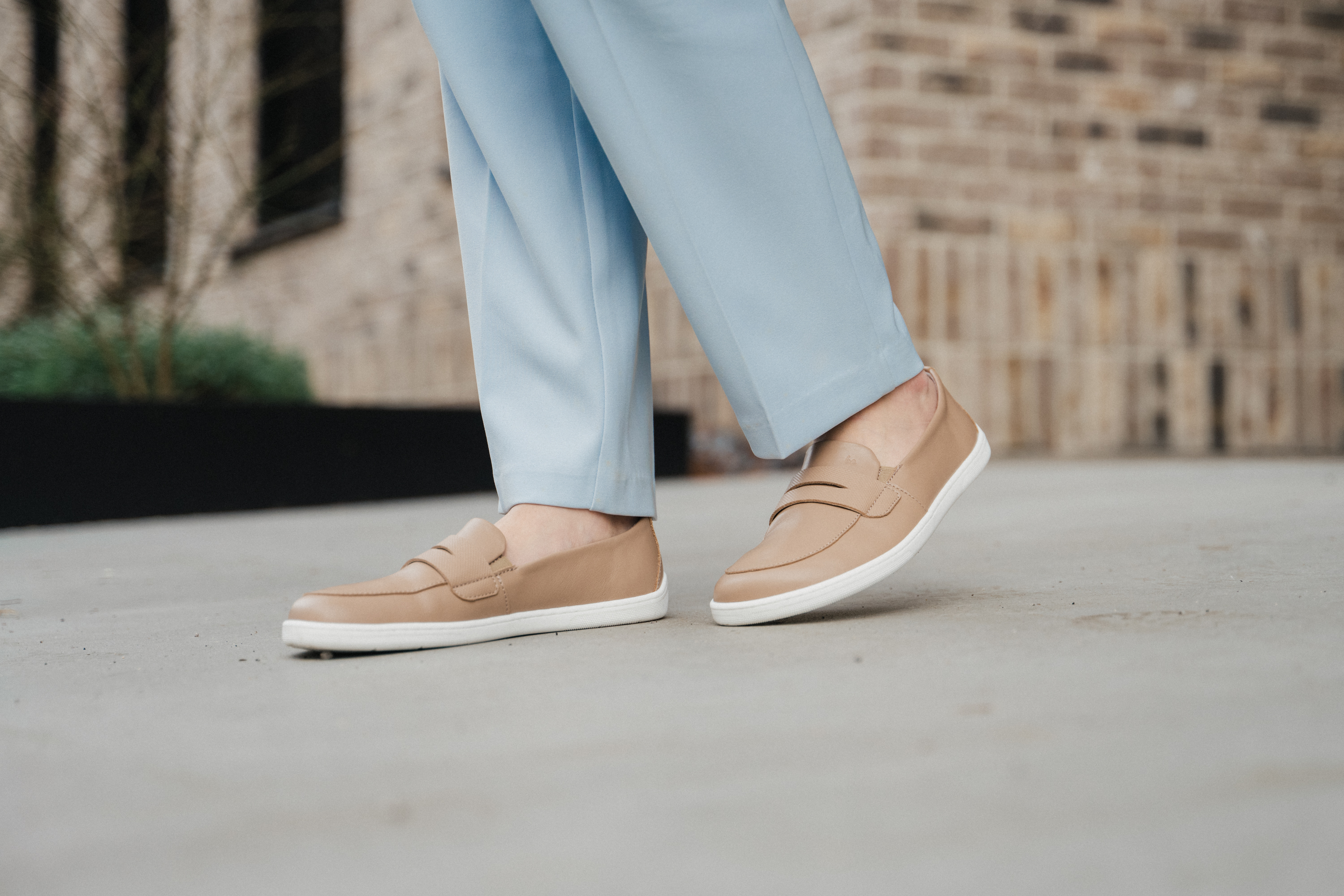 Barefoot Mocasines Be Lenka Buena - Latte Brown.
  diseño minimalista barefoot  fácil de poner sin cordones con elástico en la lengüeta  fácil de combinar con diferentes estilos de ropa: elegante, deportiva e informal  Suela EverydayComfort cosida para alargar la vida del zapato  cómodo de llevar durante todo el día  fino logotipo Be Lenka en relieve en la lengüeta de la zapatilla
Beneficios del calzado barefoot:
  suela ultraflexible  caída cero (zero drop): talón y punta en un mismo plano para una postura adecuada  puntera espaciosa para los dedos del pie  calzado ligero
Tipo: calzado de calle