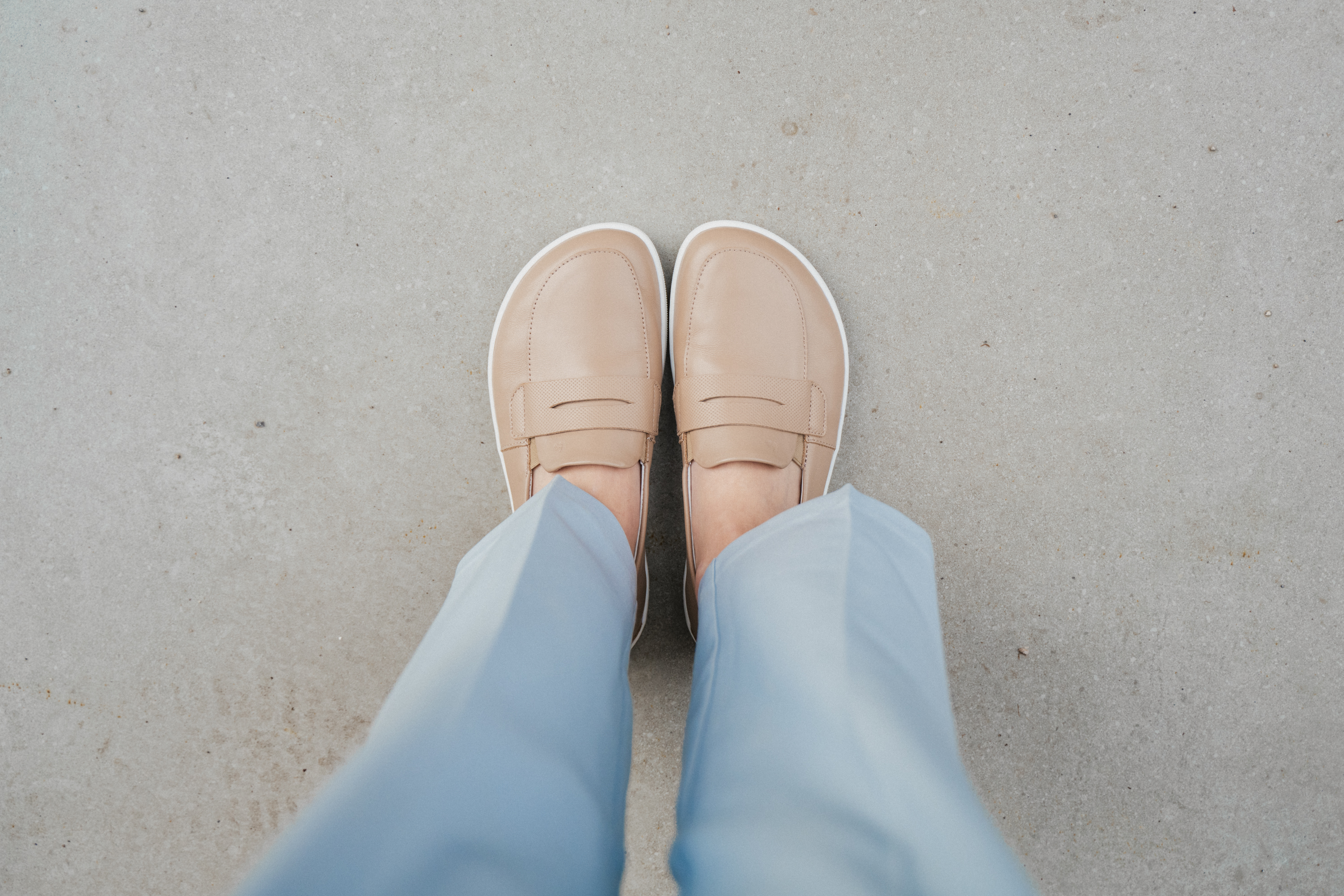 Barefoot Mocasines Be Lenka Buena - Latte Brown.
  diseño minimalista barefoot  fácil de poner sin cordones con elástico en la lengüeta  fácil de combinar con diferentes estilos de ropa: elegante, deportiva e informal  Suela EverydayComfort cosida para alargar la vida del zapato  cómodo de llevar durante todo el día  fino logotipo Be Lenka en relieve en la lengüeta de la zapatilla
Beneficios del calzado barefoot:
  suela ultraflexible  caída cero (zero drop): talón y punta en un mismo plano para una postura adecuada  puntera espaciosa para los dedos del pie  calzado ligero
Tipo: calzado de calle