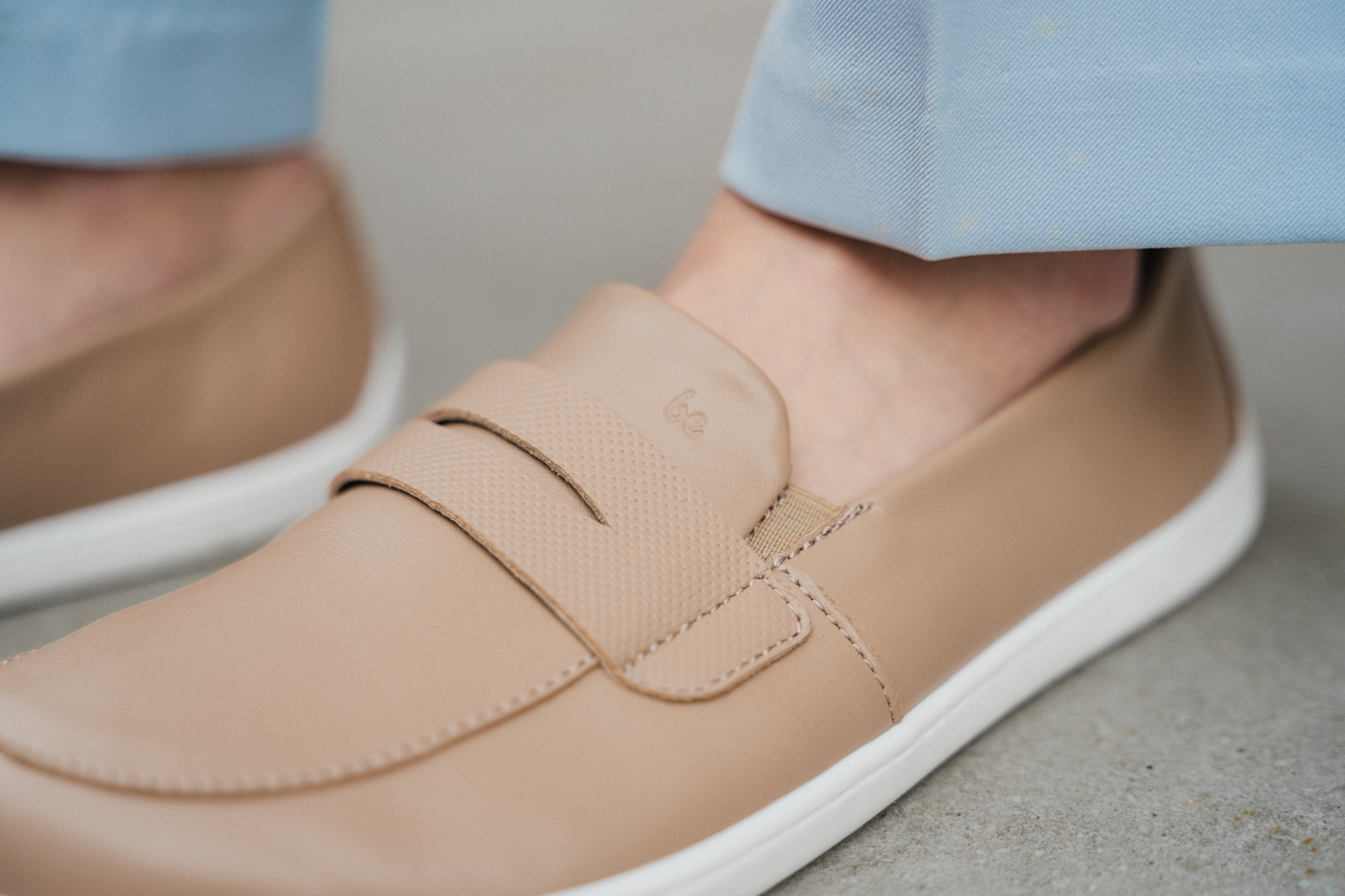 Barefoot Mocasines Be Lenka Buena - Latte Brown.
  diseño minimalista barefoot  fácil de poner sin cordones con elástico en la lengüeta  fácil de combinar con diferentes estilos de ropa: elegante, deportiva e informal  Suela EverydayComfort cosida para alargar la vida del zapato  cómodo de llevar durante todo el día  fino logotipo Be Lenka en relieve en la lengüeta de la zapatilla
Beneficios del calzado barefoot:
  suela ultraflexible  caída cero (zero drop): talón y punta en un mismo plano para una postura adecuada  puntera espaciosa para los dedos del pie  calzado ligero
Tipo: calzado de calle