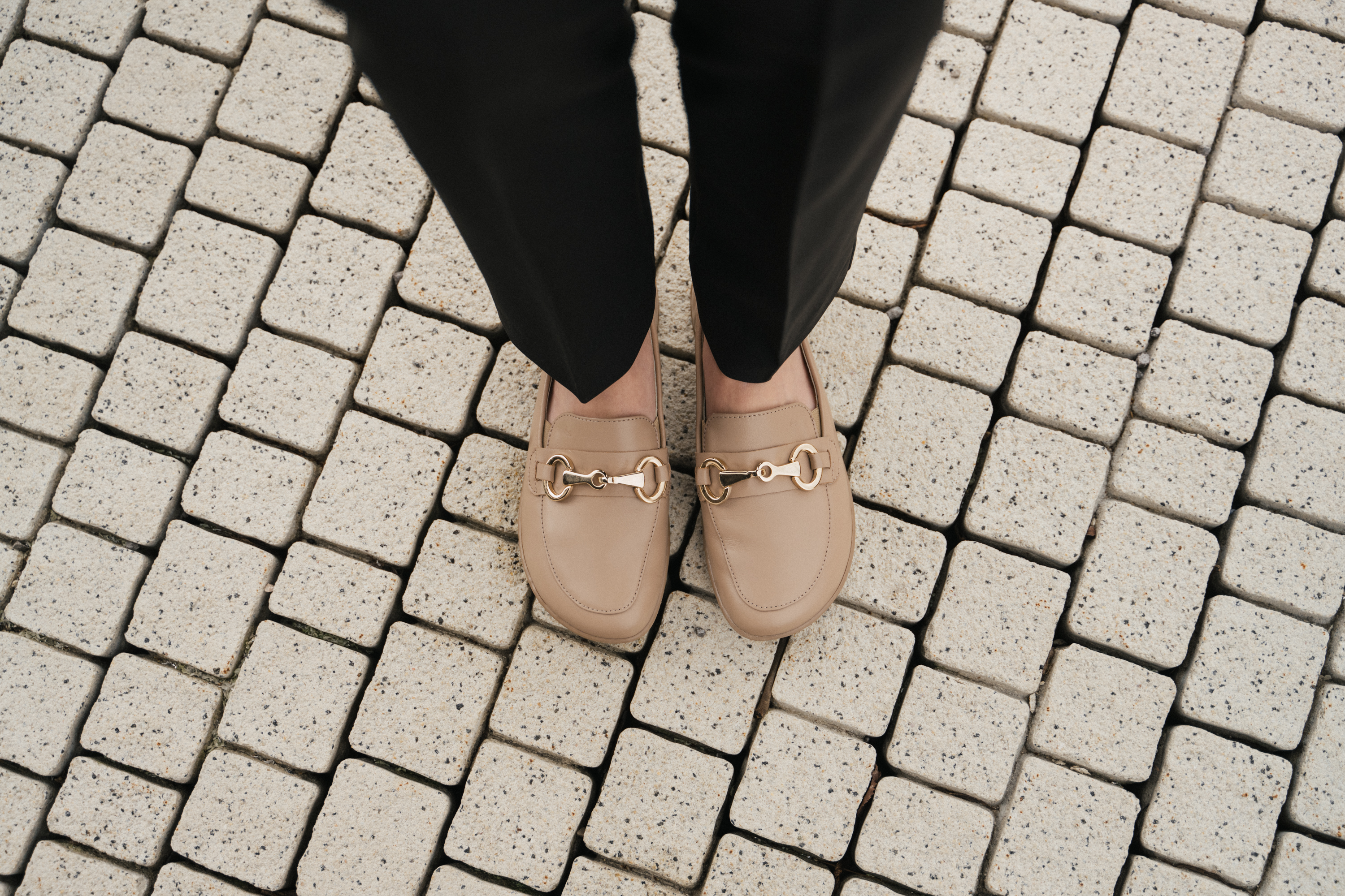 Barefoot Mocasines Be Lenka Viva - Latte Brown.
 diseño minimalista descalzocalzado sencillo sin cordonesfácil de combinar con diferentes estilos de ropa - tanto casual como elegantesuela cosida AllDayComfort para una mayor vida útil del calzadobarefoot comodidad durante todo el díalogotipo minimalista de Be Lenka grabado
Ventajas de los zapatos descalzos:
imitan perfectamente caminar descalzola forma anatómica del zapato ofrece un generoso espacio para los dedosla caída cero de la suela mantiene el talón y la punta en un mismo plano para una postura adecuadaLa suela de estimulación con un grosor de 4 mm activa las terminaciones nerviosas del pie.los materiales flexibles garantizan una mejor funcionalidad de los músculos y tendones del piela ligereza del calzado como prevención contra la fatiga de las piernas
Tipo: calzado de calle