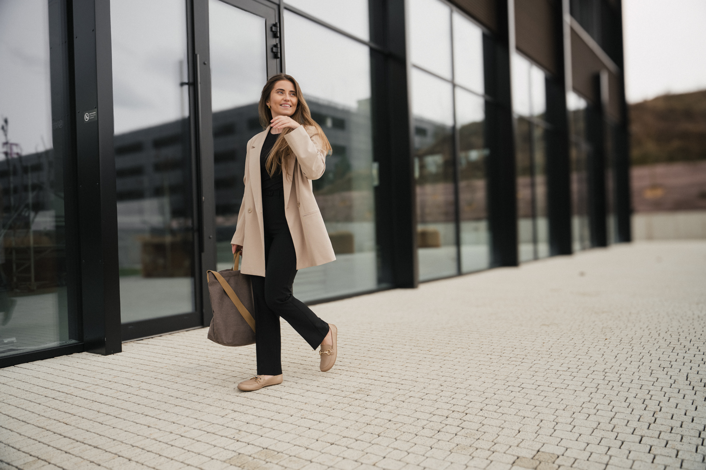 Barefoot Mocasines Be Lenka Viva - Latte Brown.
 diseño minimalista descalzocalzado sencillo sin cordonesfácil de combinar con diferentes estilos de ropa - tanto casual como elegantesuela cosida AllDayComfort para una mayor vida útil del calzadobarefoot comodidad durante todo el díalogotipo minimalista de Be Lenka grabado
Ventajas de los zapatos descalzos:
imitan perfectamente caminar descalzola forma anatómica del zapato ofrece un generoso espacio para los dedosla caída cero de la suela mantiene el talón y la punta en un mismo plano para una postura adecuadaLa suela de estimulación con un grosor de 4 mm activa las terminaciones nerviosas del pie.los materiales flexibles garantizan una mejor funcionalidad de los músculos y tendones del piela ligereza del calzado como prevención contra la fatiga de las piernas
Tipo: calzado de calle