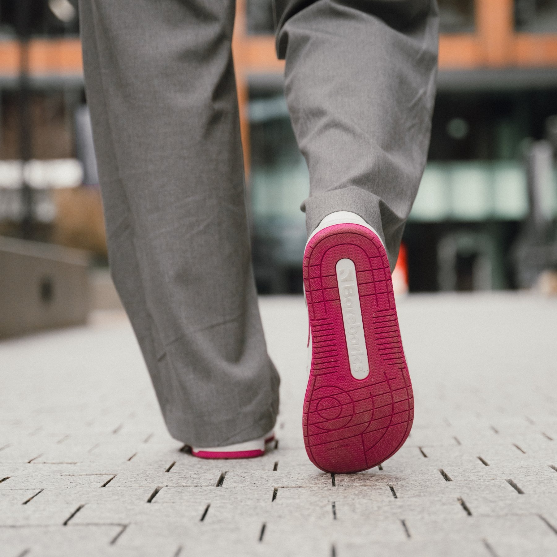 Barefoot Sneakers Barebarics Arise - White & Raspberry Pink.
    La parte superior está hecha de cuero nappa lisa de primera calidad.
Propiedades de Barefoot:
    Forma anatómica - El calzado respeta la forma de los pies.
Más información:
    calzado de calle    diseño urbano moderno    diseñado y hecho a mano en la Unión Europea con materiales locales y sostenibles    excelente durabilidad y estabilidad del color de los materiales    disponible en tallas: 36 - 47 (según la medida europea)