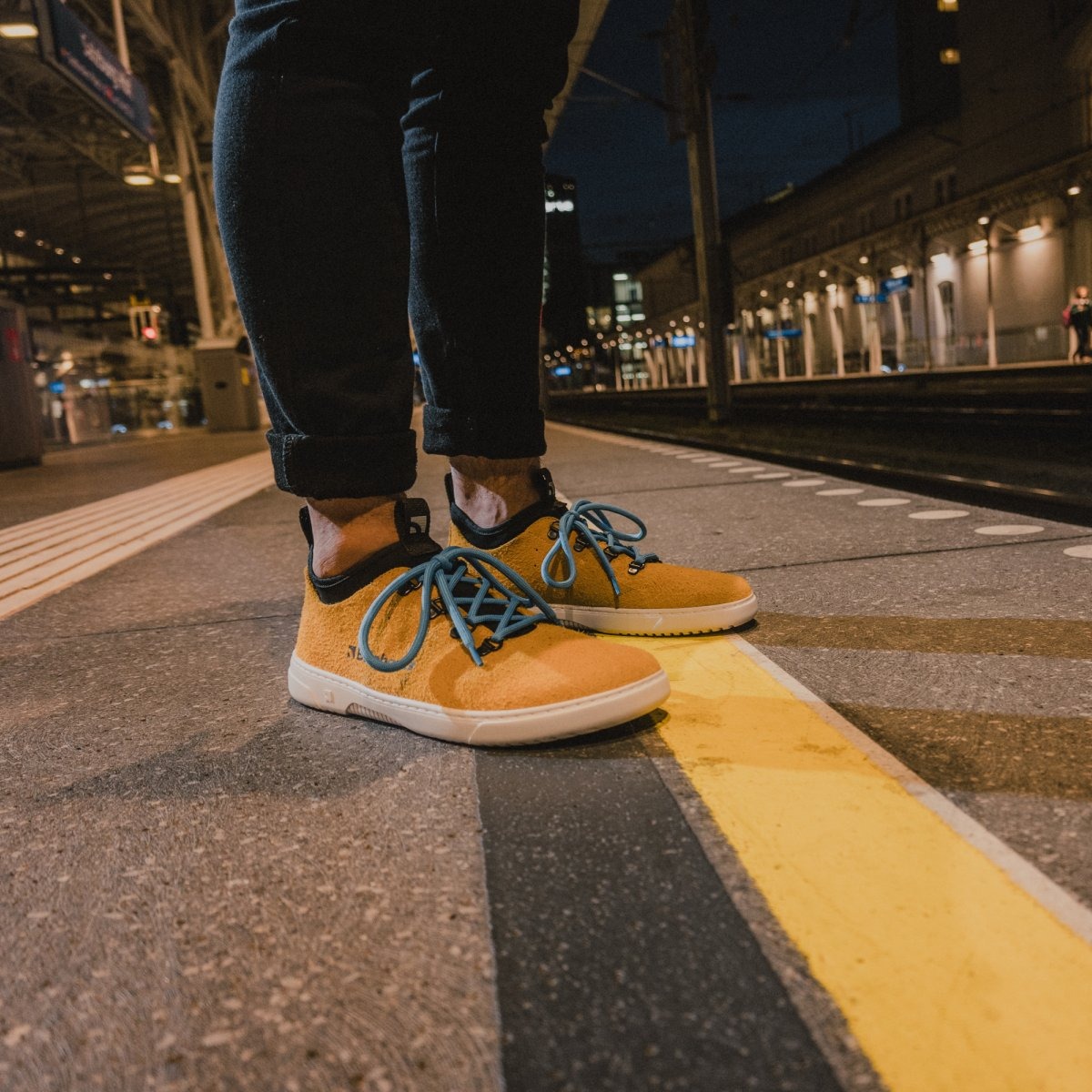 Barefoot Sneakers Barebarics Bronx - Mustard.
Las zapatillas Barebarics se fabrican mediante procesos que minimizan el impacto en el medio ambiente.
  La parte superior está hecha de cuero y textil  El forro está hecho de lycra y microfibra  La suela está hecha de goma sintética suave con alta resistencia al desgaste.



Atributos del calzado “barefoot”
    Forma anatómica - La zapatilla respeta la forma del pie.

Más información
calzado de callediseño urbano modernodiseñado y hecho a mano en la Unión Europea con el uso de materiales sostenibles localesexcelente durabilidad y solidez del color de los materialesdisponibles en tallas: 36 - 47 (según medida europea)