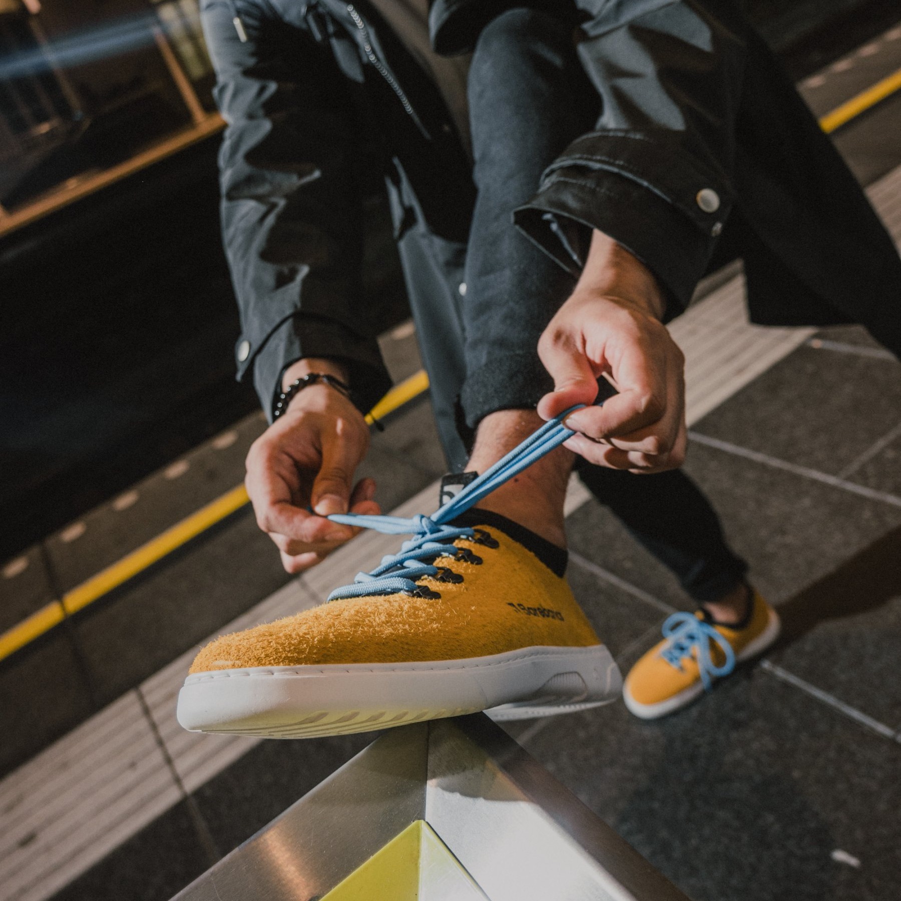 Barefoot Sneakers Barebarics Bronx - Mustard.
Las zapatillas Barebarics se fabrican mediante procesos que minimizan el impacto en el medio ambiente.
  La parte superior está hecha de cuero y textil  El forro está hecho de lycra y microfibra  La suela está hecha de goma sintética suave con alta resistencia al desgaste.



Atributos del calzado “barefoot”
    Forma anatómica - La zapatilla respeta la forma del pie.

Más información
calzado de callediseño urbano modernodiseñado y hecho a mano en la Unión Europea con el uso de materiales sostenibles localesexcelente durabilidad y solidez del color de los materialesdisponibles en tallas: 36 - 47 (según medida europea)