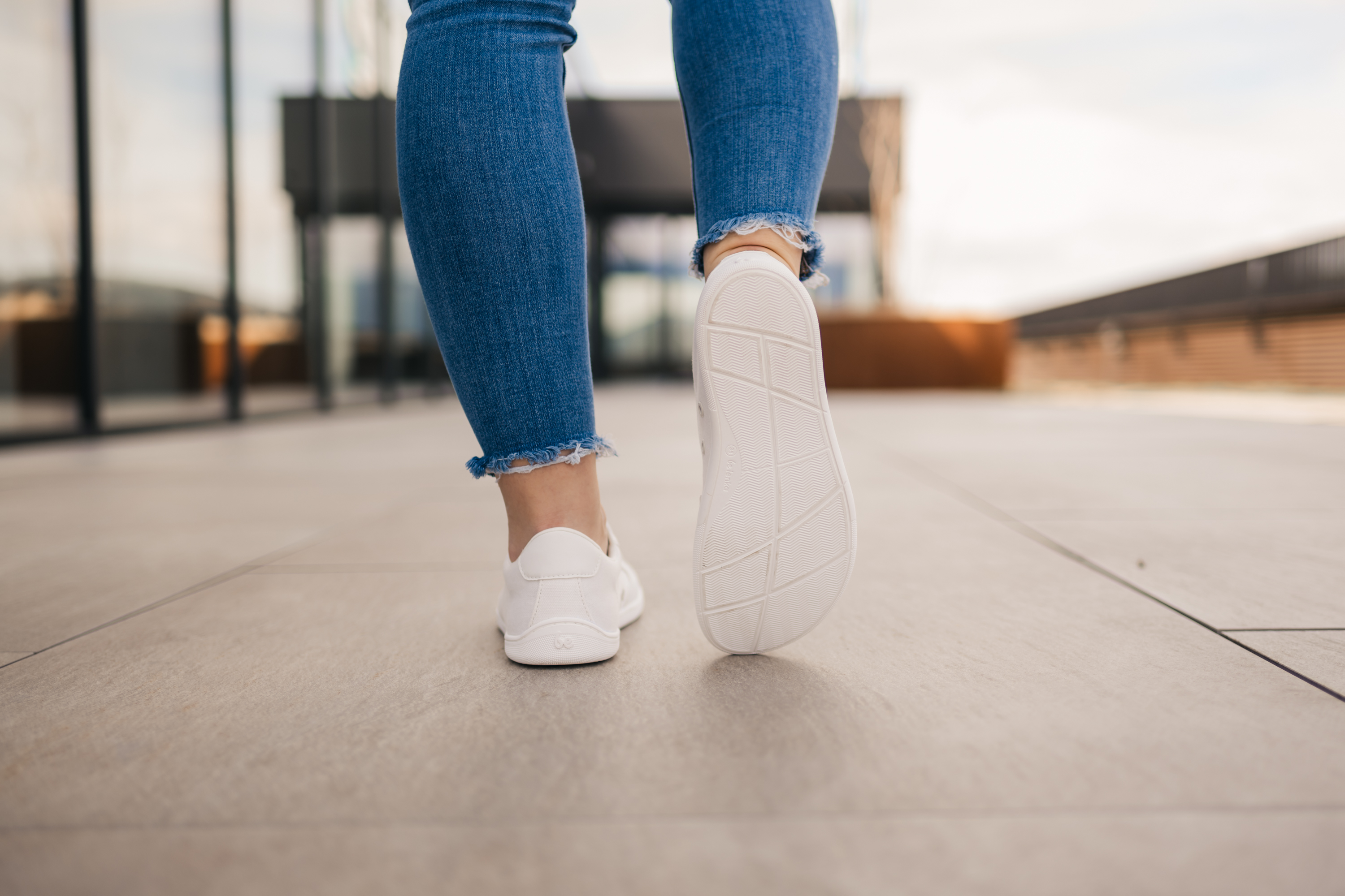 Barefoot zapatillas Be Lenka Rebound - All White.





  zapatos extremadamente ligeros para todos los amantes de los clásicos urbanos  suela cosida EverydayComfort Neo para una mayor vida útil del zapato  logotipo textil en la lengüeta y en la parte superior de las zapatillas dos ojales en el interior de las zapatillas para ventilación

Ventajas de los zapatos descalzos:
 imitan perfectamente caminar descalzola forma anatómica del zapato ofrece un generoso espacio para los dedosla caída cero de la suela mantiene el talón y la punta en un mismo plano para una postura adecuada la suela de estimulación con un grosor de 5 mm (sin salientes en la suela) activa las terminaciones nerviosas del pielos materiales flexibles garantizan una mejor funcionalidad de los músculos y tendones del piela ligereza del calzado como prevención contra la fatiga de las piernas
Tipo: calzado de calle