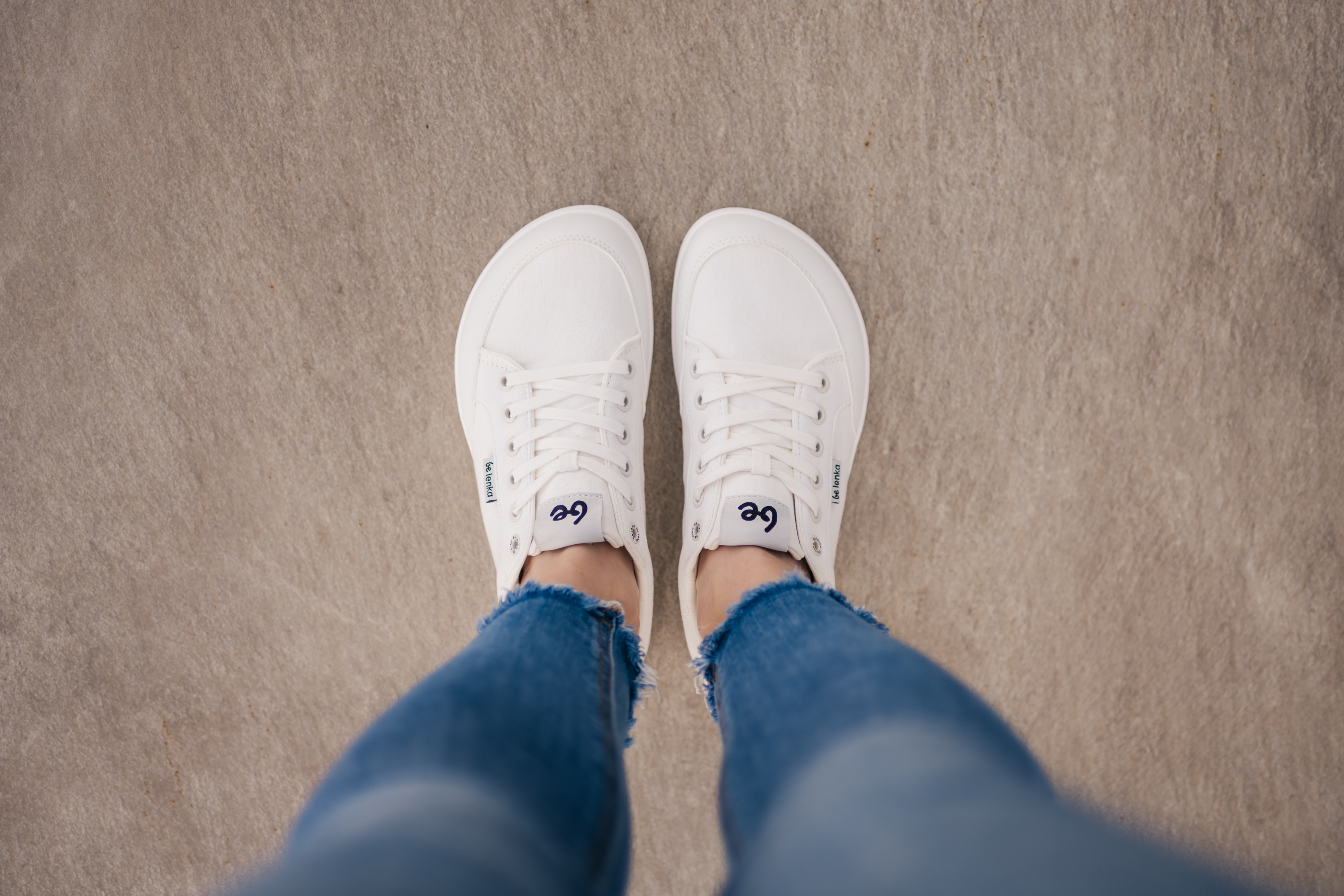 Barefoot zapatillas Be Lenka Rebound - All White.





  zapatos extremadamente ligeros para todos los amantes de los clásicos urbanos  suela cosida EverydayComfort Neo para una mayor vida útil del zapato  logotipo textil en la lengüeta y en la parte superior de las zapatillas dos ojales en el interior de las zapatillas para ventilación

Ventajas de los zapatos descalzos:
 imitan perfectamente caminar descalzola forma anatómica del zapato ofrece un generoso espacio para los dedosla caída cero de la suela mantiene el talón y la punta en un mismo plano para una postura adecuada la suela de estimulación con un grosor de 5 mm (sin salientes en la suela) activa las terminaciones nerviosas del pielos materiales flexibles garantizan una mejor funcionalidad de los músculos y tendones del piela ligereza del calzado como prevención contra la fatiga de las piernas
Tipo: calzado de calle