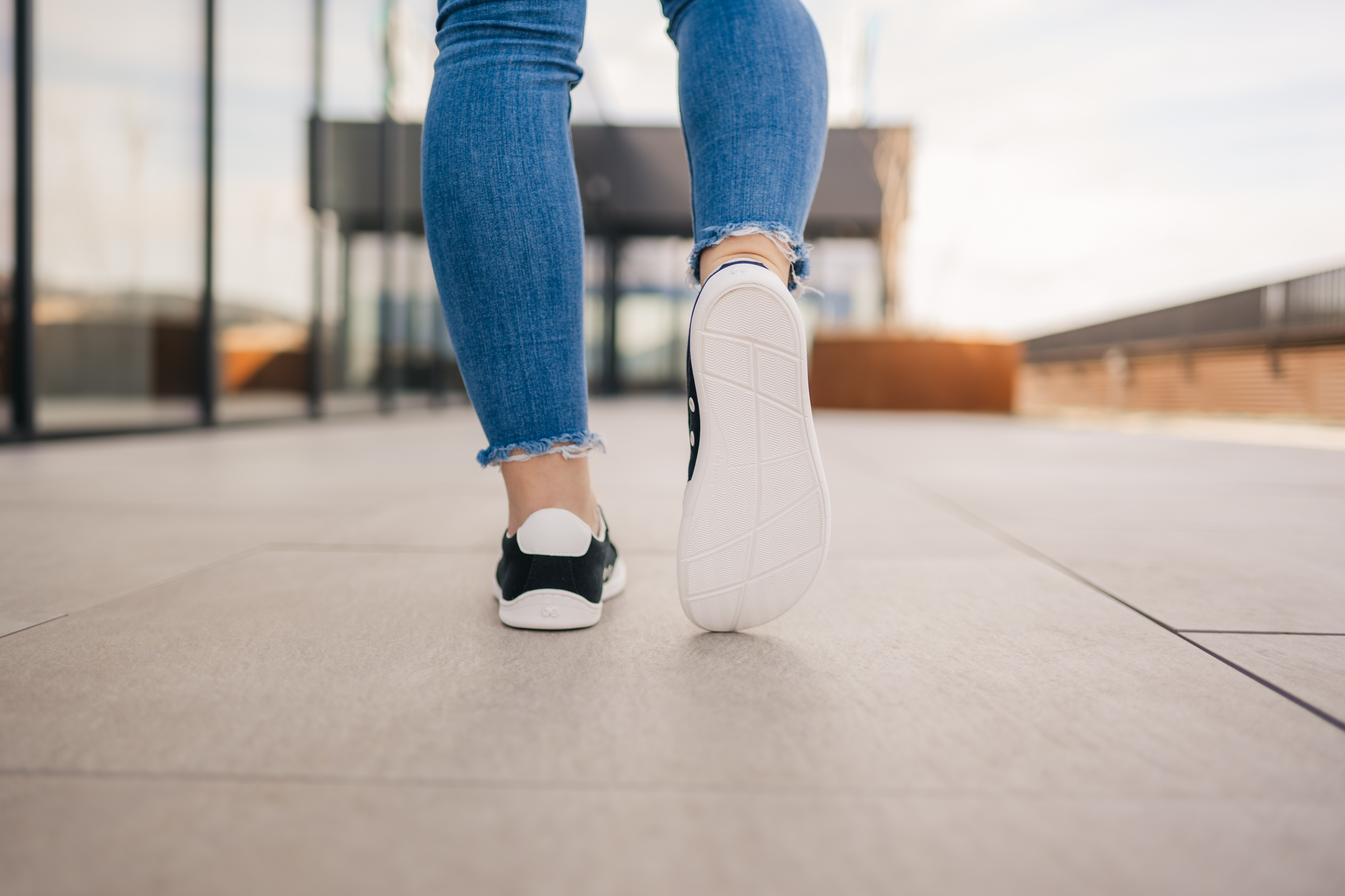 Barefoot zapatillas Be Lenka Rebound - Black & White.





  zapatos extremadamente ligeros para todos los amantes de los clásicos urbanos  suela cosida EverydayComfort Neo para una mayor vida útil del zapato  logotipo textil en la lengüeta y en la parte superior de las zapatillas dos ojales en el interior de las zapatillas para ventilación

Ventajas de los zapatos descalzos:
 imitan perfectamente caminar descalzola forma anatómica del zapato ofrece un generoso espacio para los dedosla caída cero de la suela mantiene el talón y la punta en un mismo plano para una postura adecuada la suela de estimulación con un grosor de 5 mm activa las terminaciones nerviosas del pielos materiales flexibles garantizan una mejor funcionalidad de los músculos y tendones del piela ligereza del calzado como prevención contra la fatiga de las piernas
Tipo: calzado de calle