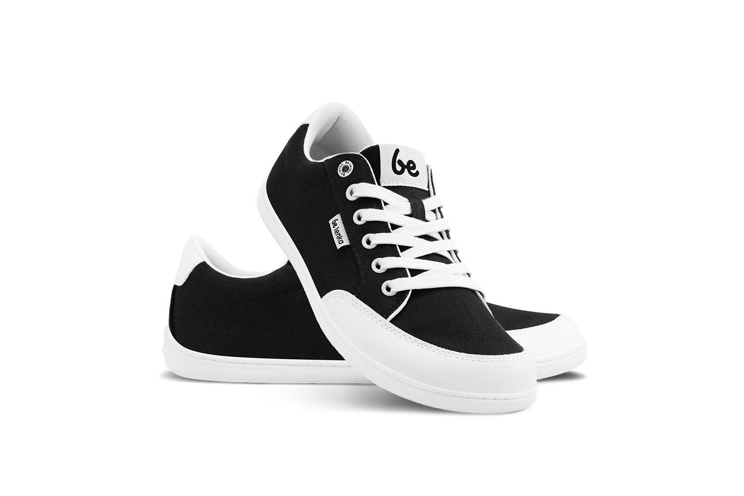 Barefoot zapatillas Be Lenka Rebound - Black & White.





  zapatos extremadamente ligeros para todos los amantes de los clásicos urbanos  suela cosida EverydayComfort Neo para una mayor vida útil del zapato  logotipo textil en la lengüeta y en la parte superior de las zapatillas dos ojales en el interior de las zapatillas para ventilación

Ventajas de los zapatos descalzos:
 imitan perfectamente caminar descalzola forma anatómica del zapato ofrece un generoso espacio para los dedosla caída cero de la suela mantiene el talón y la punta en un mismo plano para una postura adecuada la suela de estimulación con un grosor de 5 mm activa las terminaciones nerviosas del pielos materiales flexibles garantizan una mejor funcionalidad de los músculos y tendones del piela ligereza del calzado como prevención contra la fatiga de las piernas
Tipo: calzado de calle