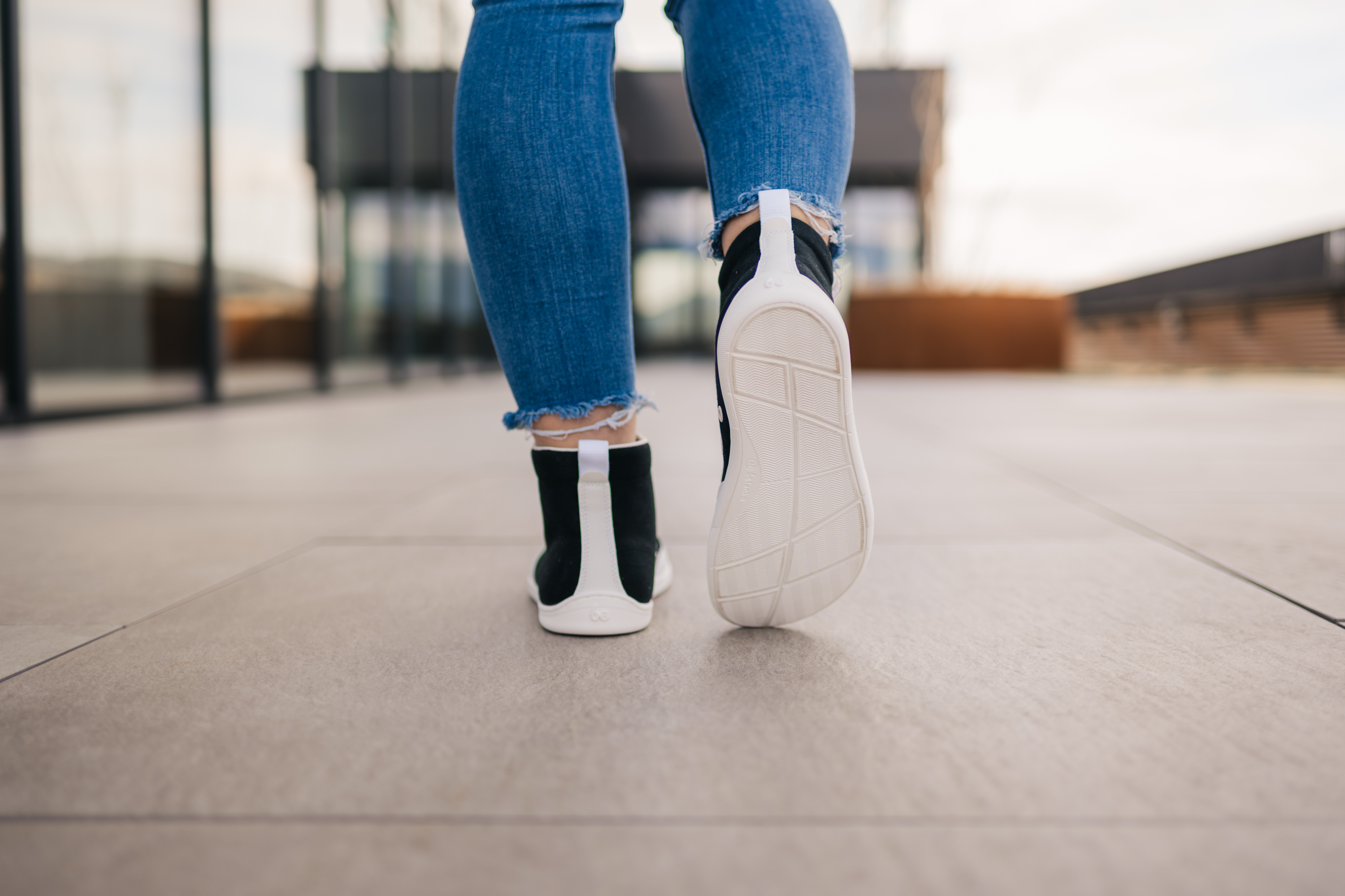 Barefoot zapatillas Be Lenka Rebound - High Top - Black & White.




  zapatos extremadamente ligeros para todos los amantes de los clásicos urbanos  suela cosida EverydayComfort Neo para una mayor vida útil del zapato  logotipo textil en la lengüeta y en la parte superior de las zapatillas  trabilla en el talón para calzarse más fácilmente  dos ojales en el interior de las zapatillas para ventilación

Ventajas de los zapatos descalzos:
 imitan perfectamente caminar descalzola forma anatómica del zapato ofrece un generoso espacio para los dedosla caída cero de la suela mantiene el talón y la punta en un mismo plano para una postura adecuada la suela de estimulación con un grosor de 5 mm activa las terminaciones nerviosas del pielos materiales flexibles garantizan una mejor funcionalidad de los músculos y tendones del piela ligereza del calzado como prevención contra la fatiga de las piernas
Tipo: calzado de calle