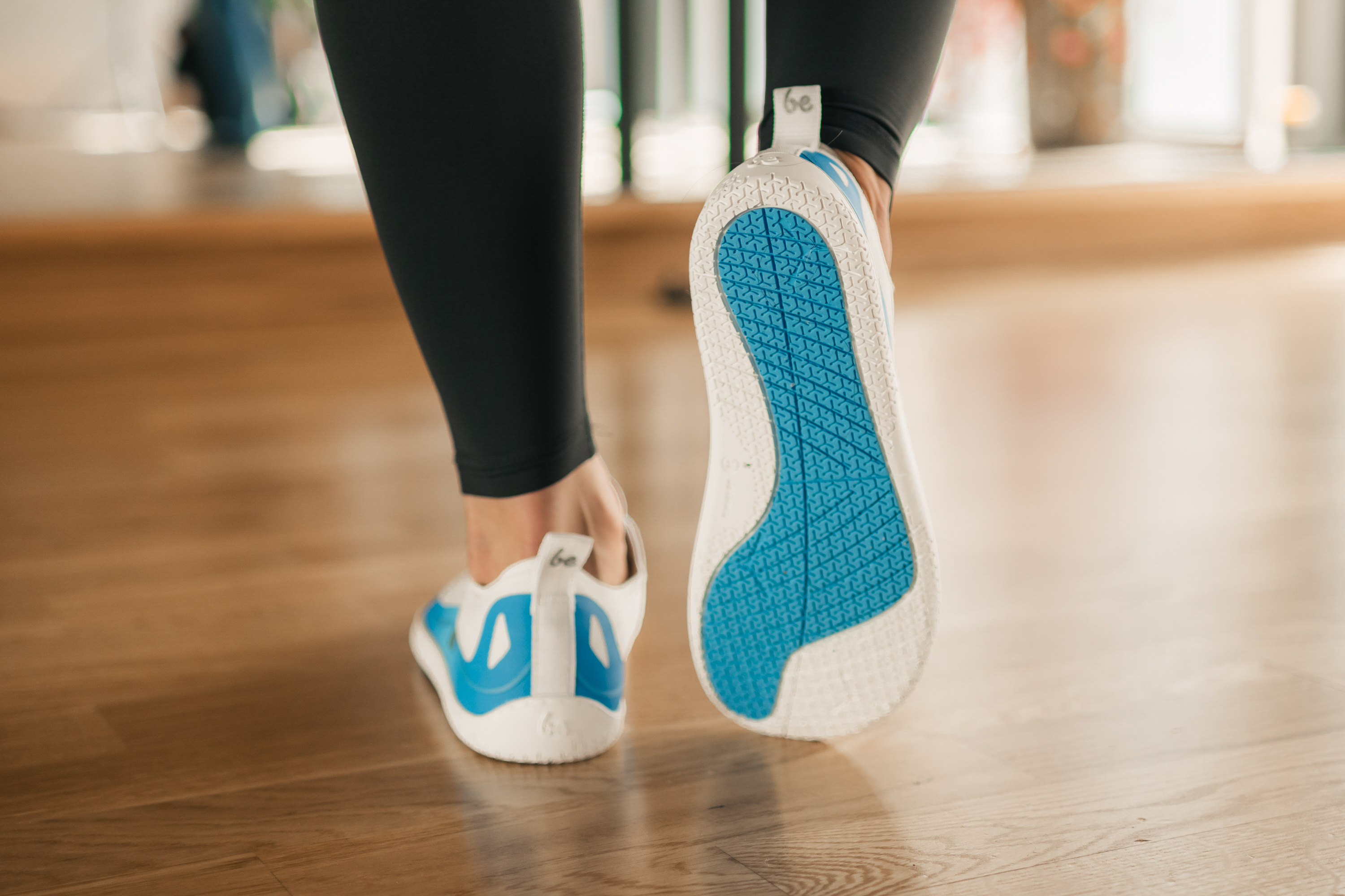 Barefoot zapatillas Be Lenka Velocity - Blue.




  zapatos extremadamente ligeros para todos los amantes del movimiento activo  suela cosida ActiveGrip Neo para una mayor vida útil del zapato  elegante logotipo 3D Be Lenka en la parte superior del zapato   una trabilla práctica, gracias a esa se puede sujetar fácilmente este modelo a una mochila  forro suave y agradable al tactoplantilla antibacteriana que evacua bien la humedadlos zapatos no están destinados a actividades deportivas intensas, como p.

Ventajas de los zapatos descalzos:
 imitan perfectamente caminar descalzo la forma anatómica del zapato ofrece un generoso espacio para los dedos la caída cero de la suela mantiene el talón y la punta en un mismo plano para una postura adecuada la suela de estimulación con un grosor de 5 mm activa las terminaciones nerviosas del pie los materiales flexibles garantizan una mejor funcionalidad de los músculos y tendones del pie la ligereza del calzado como prevención contra la fatiga de las piernas
Tipo: calzado de calle