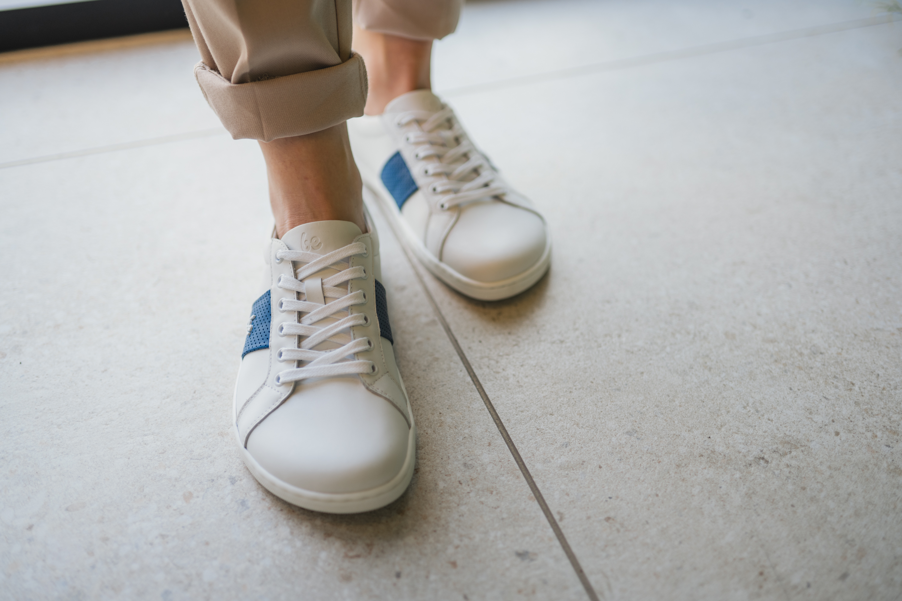 Barefoot zapatillas Be Lenka Elite - White & Dark Blue.
zapatillas fácilmente combinables para la ciudadfabricadas en piel de napa de primera calidadagarre diseñado para movimiento durante todo el día con zapatos descalzosproducción manual precisa con énfasis en cada detalleelementos revitalizantes en forma de una banda elegante y el logo metálico 