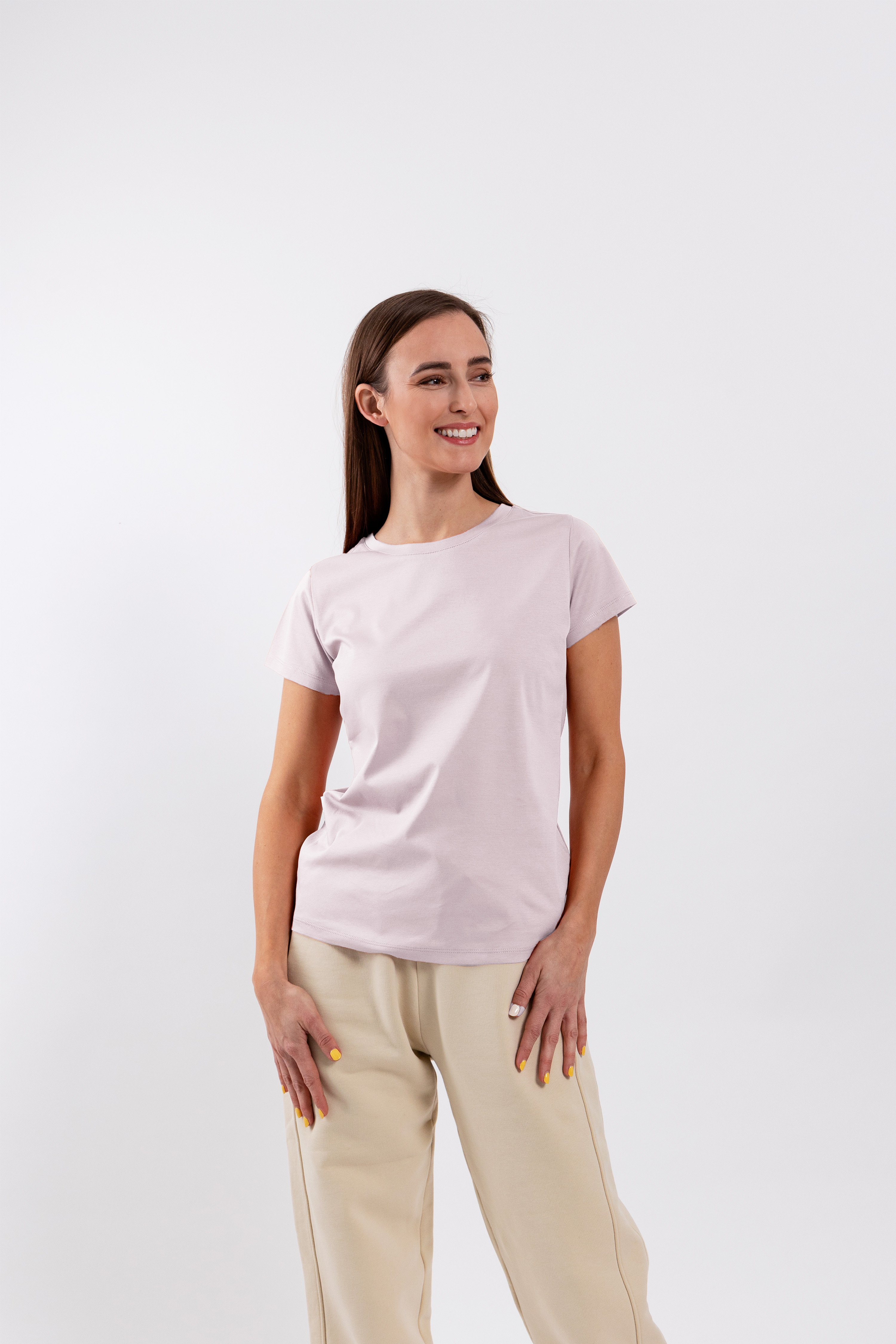 Camiseta de mujer con cuello redondo Be Lenka Essentials - Powder Pink.
100% algodón absorbe muy bien la humedadel material de la camiseta no pierde su calidad incluso después de muchos lavados y no se arrugala elasticidad del material está asegurada por un entretejido especial de hilos de algodónla tecnología Interlock le da a la camiseta un brillo elegantela prenda perfecta para complementar tu armario cápsula
Características:
tratamiento antibacteriano superficialcorte - ajustadocuello - redondo
La modelo mide 168 cm de altura y lleva la talla XS.