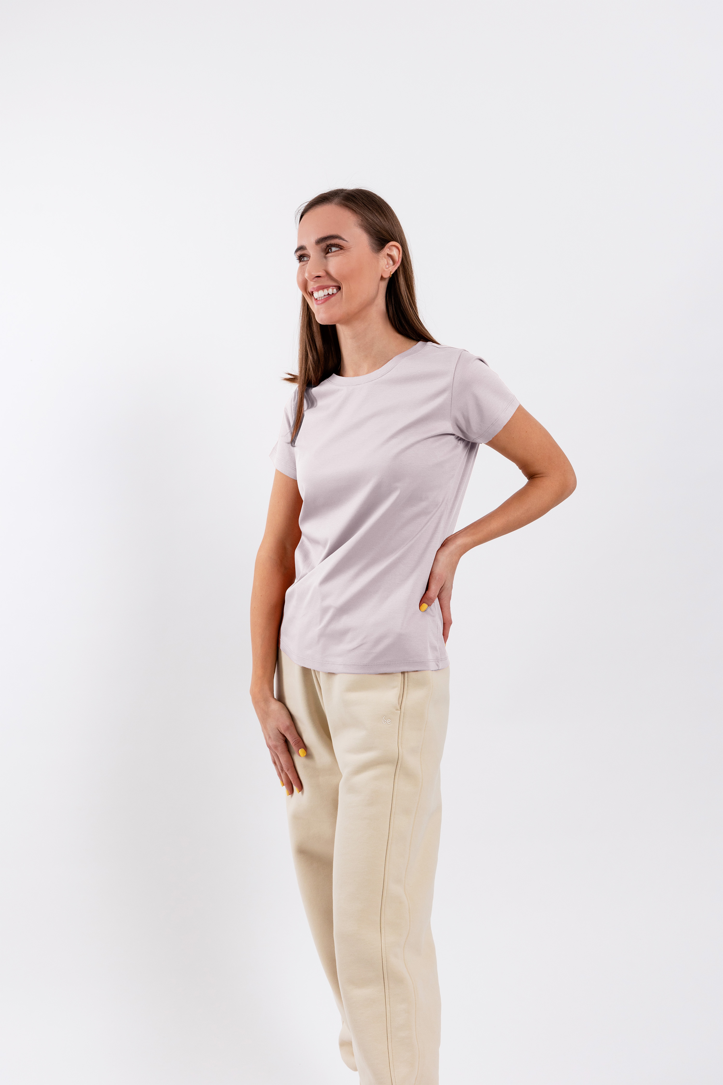 Camiseta de mujer con cuello redondo Be Lenka Essentials - Powder Pink.
100% algodón absorbe muy bien la humedadel material de la camiseta no pierde su calidad incluso después de muchos lavados y no se arrugala elasticidad del material está asegurada por un entretejido especial de hilos de algodónla tecnología Interlock le da a la camiseta un brillo elegantela prenda perfecta para complementar tu armario cápsula
Características:
tratamiento antibacteriano superficialcorte - ajustadocuello - redondo
La modelo mide 168 cm de altura y lleva la talla XS.