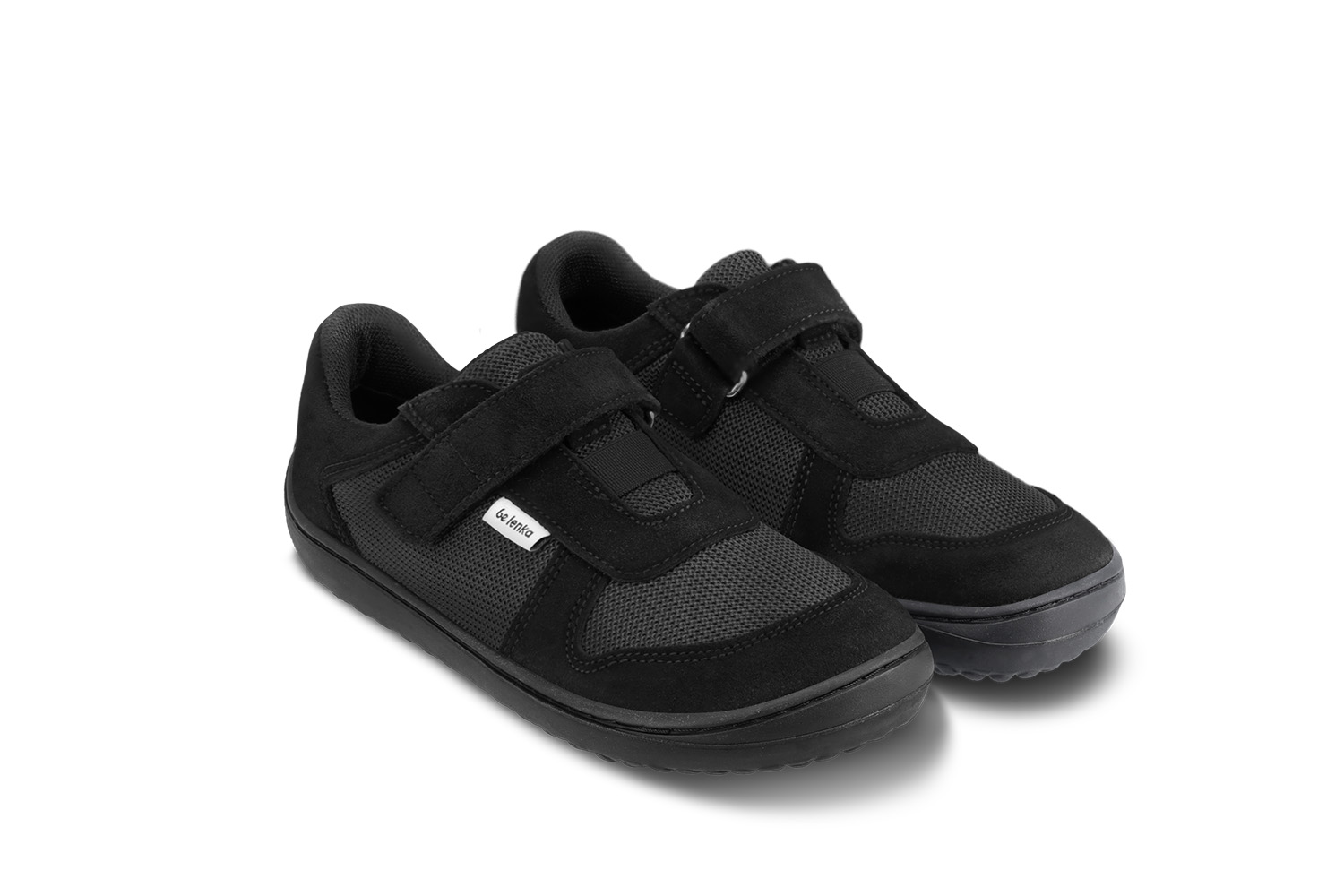 Barefoot zapatillas de niños Be Lenka Joy - All Black.
  los zapatos descalzos imitan perfectamente el andar descalzo, exactamente como lo ha diseñado la naturaleza  suela cosida para la vida del zapato más larga  La suela KidsComfort, gracias a sus salientes, garantiza una perfecta estabilidad y control del paso  calzado prácticos gracias al velcro  zapatos bajos ligeros con una divertida combinación de cuero y textil  plantilla extraíble que elimina perfectamente la humedad
Beneficios del calzado barefoot:
  suela ultraflexible  caída cero (zero drop): talón y punta en un mismo plano para una postura adecuada  puntera espaciosa para los dedos del pie  calzado ligero
Tipo: calzado de calle