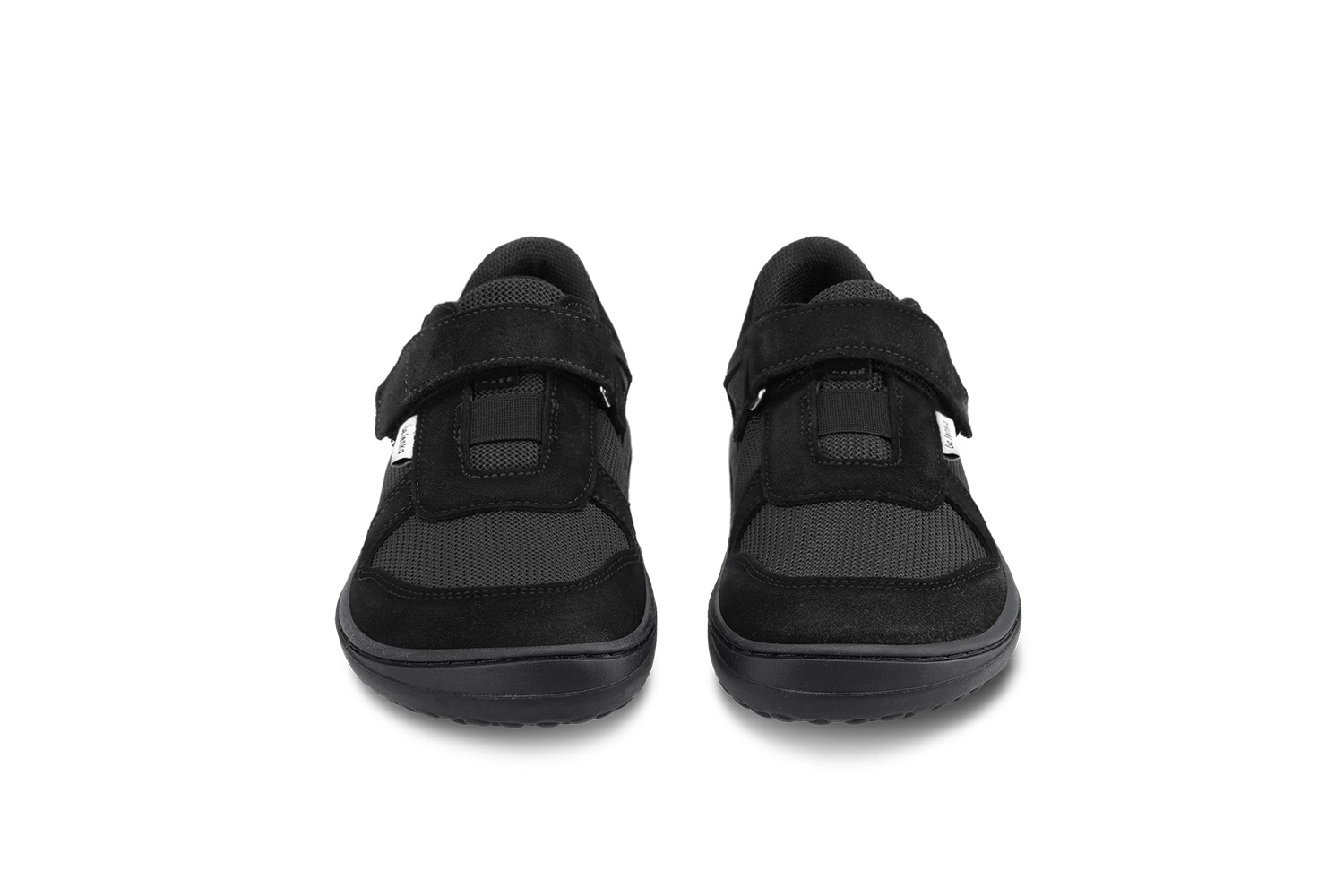 Barefoot zapatillas de niños Be Lenka Joy - All Black.
  los zapatos descalzos imitan perfectamente el andar descalzo, exactamente como lo ha diseñado la naturaleza  suela cosida para la vida del zapato más larga  La suela KidsComfort, gracias a sus salientes, garantiza una perfecta estabilidad y control del paso  calzado prácticos gracias al velcro  zapatos bajos ligeros con una divertida combinación de cuero y textil  plantilla extraíble que elimina perfectamente la humedad
Beneficios del calzado barefoot:
  suela ultraflexible  caída cero (zero drop): talón y punta en un mismo plano para una postura adecuada  puntera espaciosa para los dedos del pie  calzado ligero
Tipo: calzado de calle