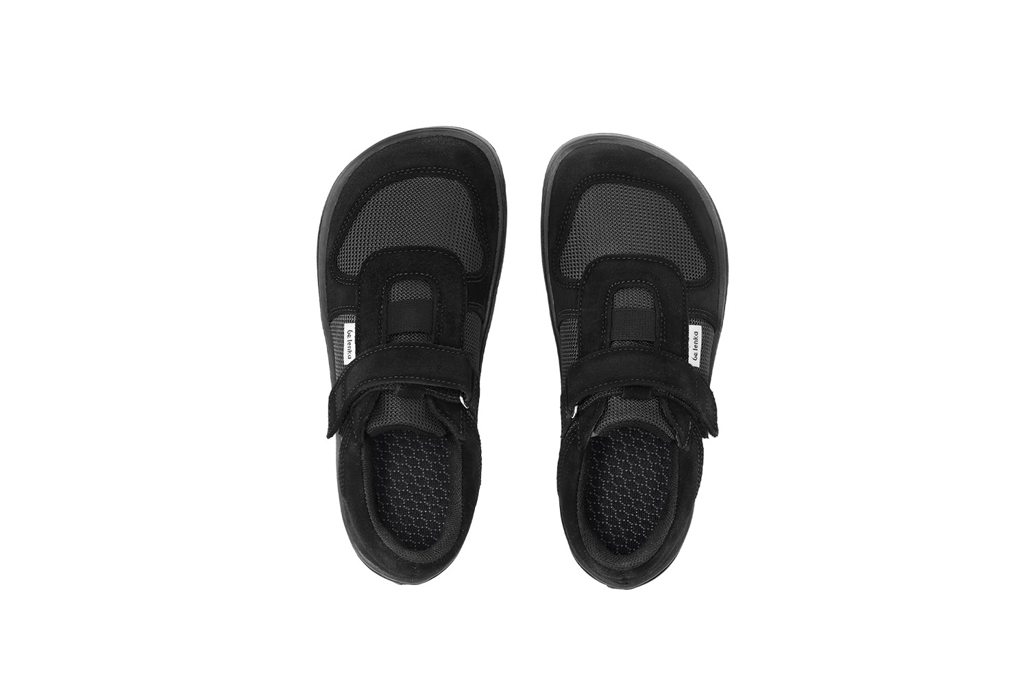 Barefoot zapatillas de niños Be Lenka Joy - All Black.
  los zapatos descalzos imitan perfectamente el andar descalzo, exactamente como lo ha diseñado la naturaleza  suela cosida para la vida del zapato más larga  La suela KidsComfort, gracias a sus salientes, garantiza una perfecta estabilidad y control del paso  calzado prácticos gracias al velcro  zapatos bajos ligeros con una divertida combinación de cuero y textil  plantilla extraíble que elimina perfectamente la humedad
Beneficios del calzado barefoot:
  suela ultraflexible  caída cero (zero drop): talón y punta en un mismo plano para una postura adecuada  puntera espaciosa para los dedos del pie  calzado ligero
Tipo: calzado de calle