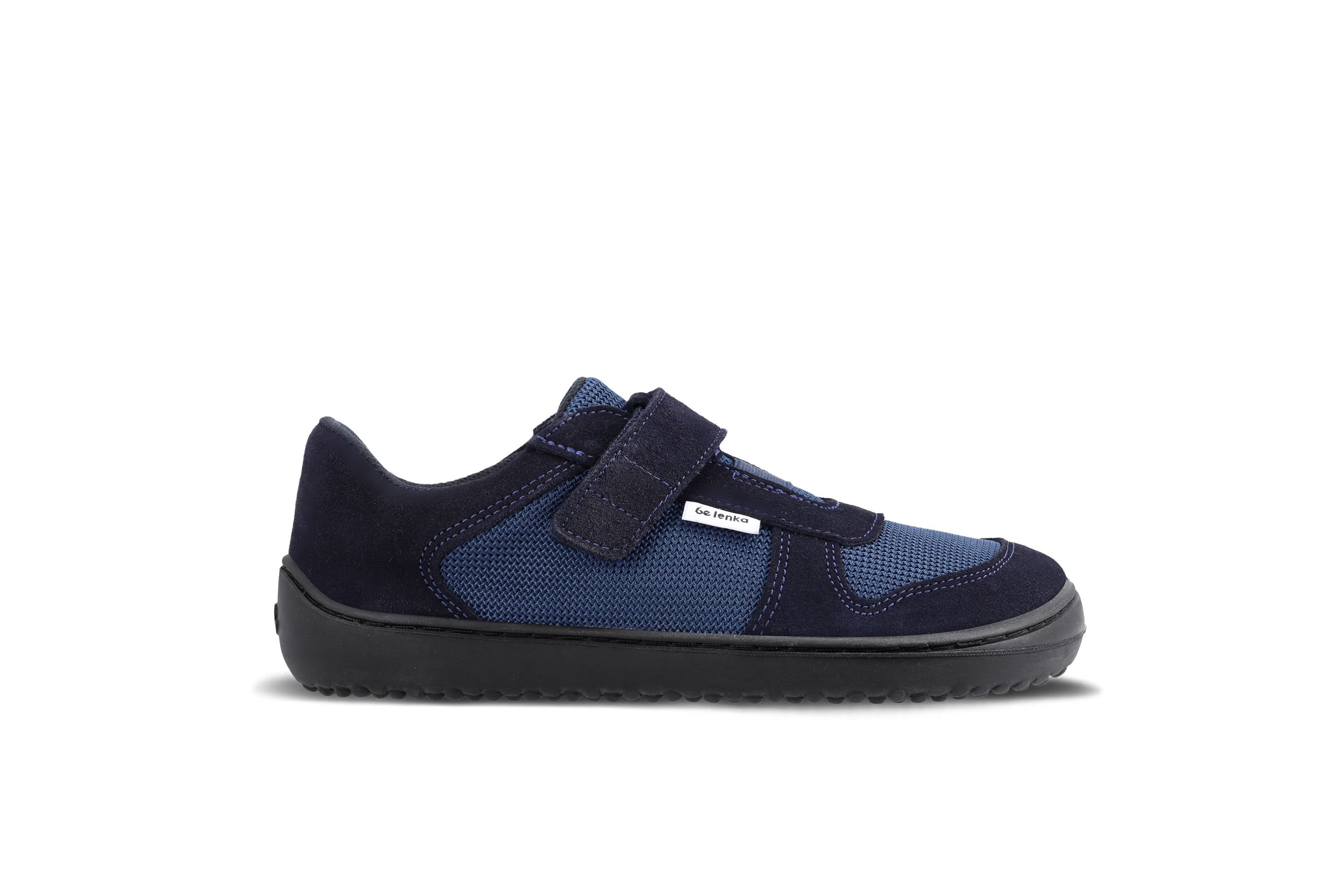 Barefoot zapatillas de niños Be Lenka Joy - Dark Blue & Black.
  los zapatos descalzos imitan perfectamente el andar descalzo, exactamente como lo ha diseñado la naturaleza  suela cosida para la vida del zapato más larga  La suela KidsComfort, gracias a sus salientes, garantiza una perfecta estabilidad y control del paso  calzado prácticos gracias al velcro  zapatos bajos ligeros con una divertida combinación de cuero y textil  plantilla extraíble que elimina perfectamente la humedad
Beneficios del calzado barefoot:
  suela ultraflexible  caída cero (zero drop): talón y punta en un mismo plano para una postura adecuada  puntera espaciosa para los dedos del pie  calzado ligero
Tipo: calzado de calle