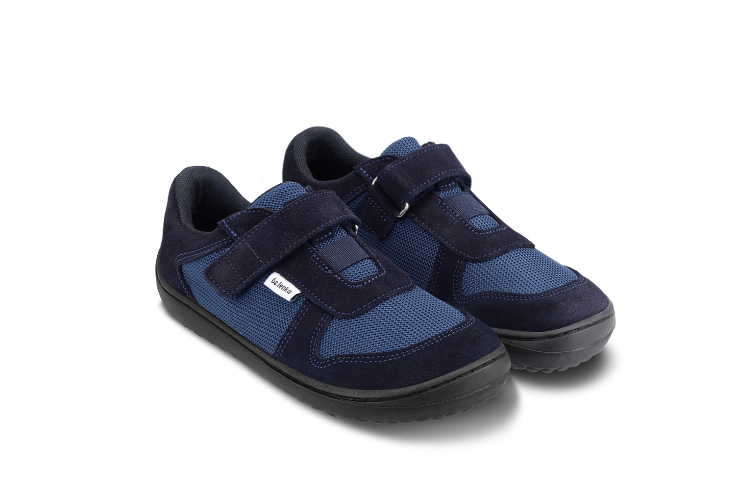 Barefoot zapatillas de niños Be Lenka Joy - Dark Blue & Black.
  los zapatos descalzos imitan perfectamente el andar descalzo, exactamente como lo ha diseñado la naturaleza  suela cosida para la vida del zapato más larga  La suela KidsComfort, gracias a sus salientes, garantiza una perfecta estabilidad y control del paso  calzado prácticos gracias al velcro  zapatos bajos ligeros con una divertida combinación de cuero y textil  plantilla extraíble que elimina perfectamente la humedad
Beneficios del calzado barefoot:
  suela ultraflexible  caída cero (zero drop): talón y punta en un mismo plano para una postura adecuada  puntera espaciosa para los dedos del pie  calzado ligero
Tipo: calzado de calle