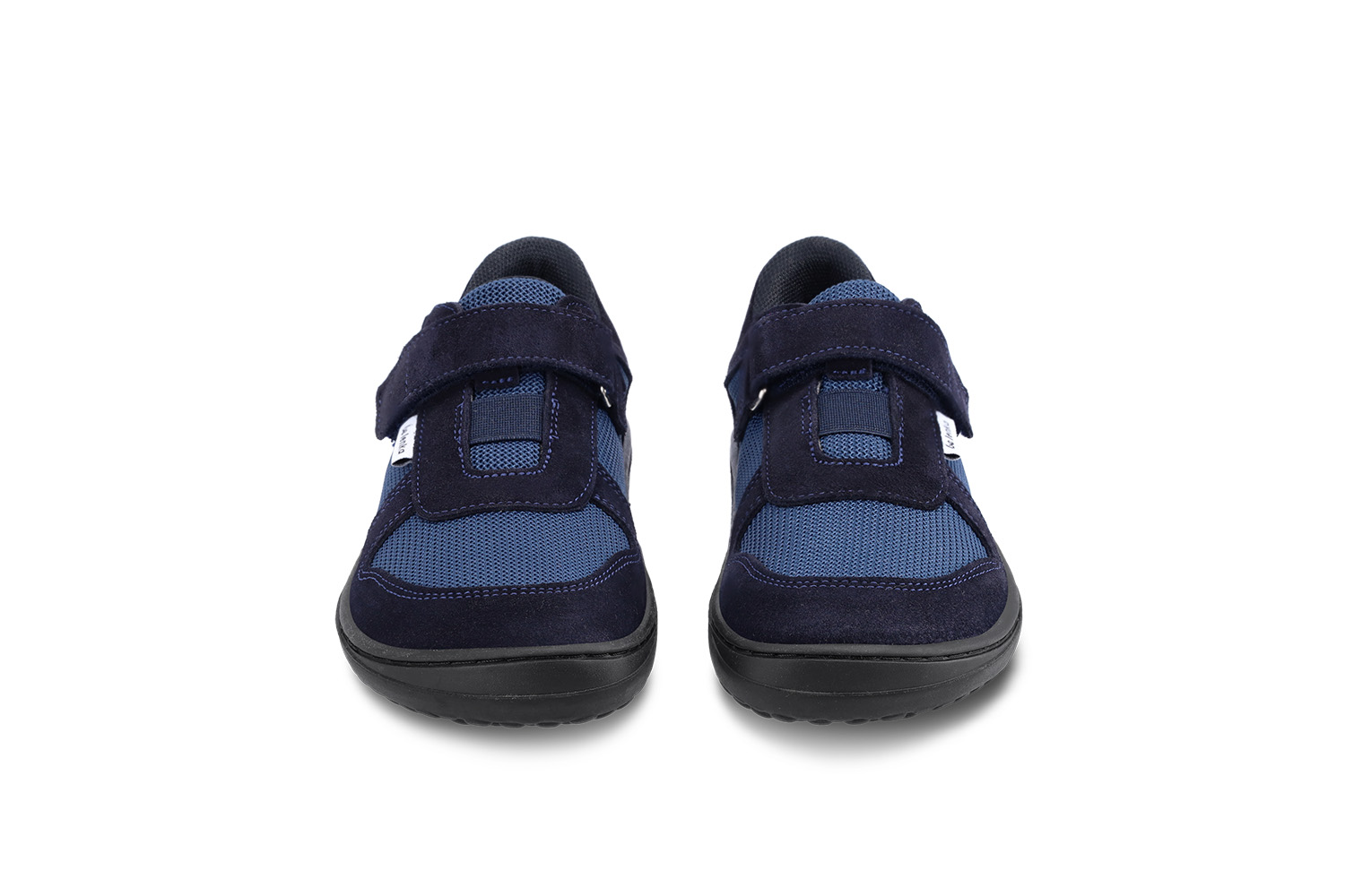 Barefoot zapatillas de niños Be Lenka Joy - Dark Blue & Black.
  los zapatos descalzos imitan perfectamente el andar descalzo, exactamente como lo ha diseñado la naturaleza  suela cosida para la vida del zapato más larga  La suela KidsComfort, gracias a sus salientes, garantiza una perfecta estabilidad y control del paso  calzado prácticos gracias al velcro  zapatos bajos ligeros con una divertida combinación de cuero y textil  plantilla extraíble que elimina perfectamente la humedad
Beneficios del calzado barefoot:
  suela ultraflexible  caída cero (zero drop): talón y punta en un mismo plano para una postura adecuada  puntera espaciosa para los dedos del pie  calzado ligero
Tipo: calzado de calle