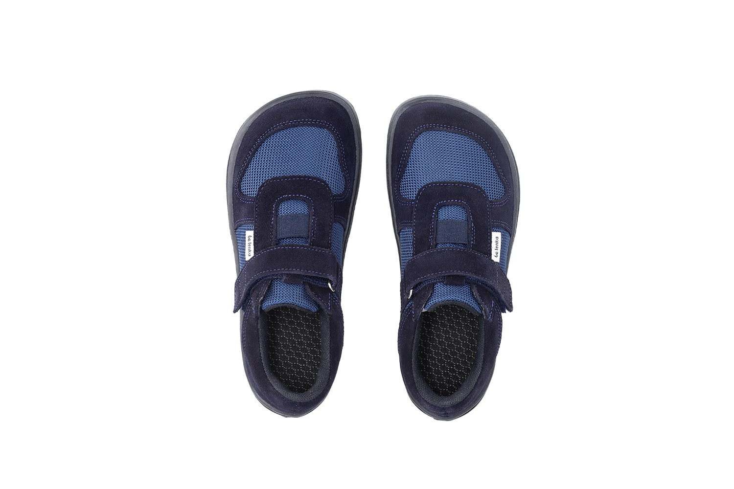 Barefoot zapatillas de niños Be Lenka Joy - Dark Blue & Black.
  los zapatos descalzos imitan perfectamente el andar descalzo, exactamente como lo ha diseñado la naturaleza  suela cosida para la vida del zapato más larga  La suela KidsComfort, gracias a sus salientes, garantiza una perfecta estabilidad y control del paso  calzado prácticos gracias al velcro  zapatos bajos ligeros con una divertida combinación de cuero y textil  plantilla extraíble que elimina perfectamente la humedad
Beneficios del calzado barefoot:
  suela ultraflexible  caída cero (zero drop): talón y punta en un mismo plano para una postura adecuada  puntera espaciosa para los dedos del pie  calzado ligero
Tipo: calzado de calle