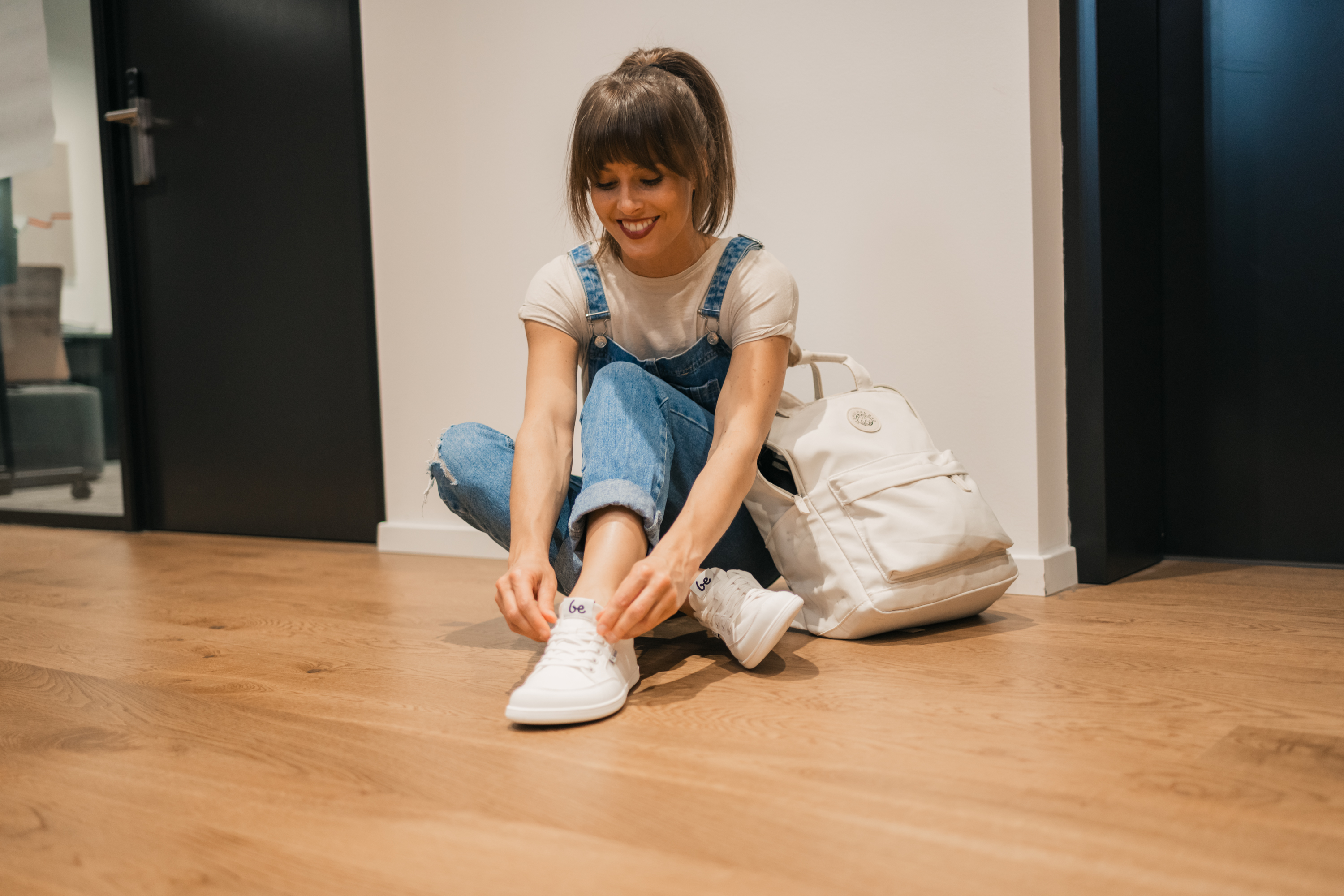 Barefoot zapatillas Be Lenka Rebound - All White.





  zapatos extremadamente ligeros para todos los amantes de los clásicos urbanos  suela cosida EverydayComfort Neo para una mayor vida útil del zapato  logotipo textil en la lengüeta y en la parte superior de las zapatillas dos ojales en el interior de las zapatillas para ventilación

Ventajas de los zapatos descalzos:
 imitan perfectamente caminar descalzola forma anatómica del zapato ofrece un generoso espacio para los dedosla caída cero de la suela mantiene el talón y la punta en un mismo plano para una postura adecuada la suela de estimulación con un grosor de 5 mm (sin salientes en la suela) activa las terminaciones nerviosas del pielos materiales flexibles garantizan una mejor funcionalidad de los músculos y tendones del piela ligereza del calzado como prevención contra la fatiga de las piernas
Tipo: calzado de calle