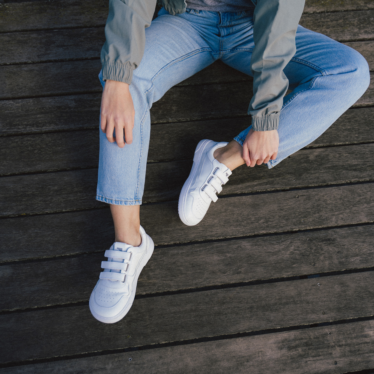 Barefoot Sneakers Barebarics Zing Velcro - All White - Leather.
Forma anatómica - El calzado respeta la forma de los pies.
Más información:
calzado de callediseño urbano modernodiseñado y hecho a mano en la Unión Europeaexcelente durabilidad y estabilidad del color de los materialesdisponible en tallas: 36 - 47 (según la medida europea)