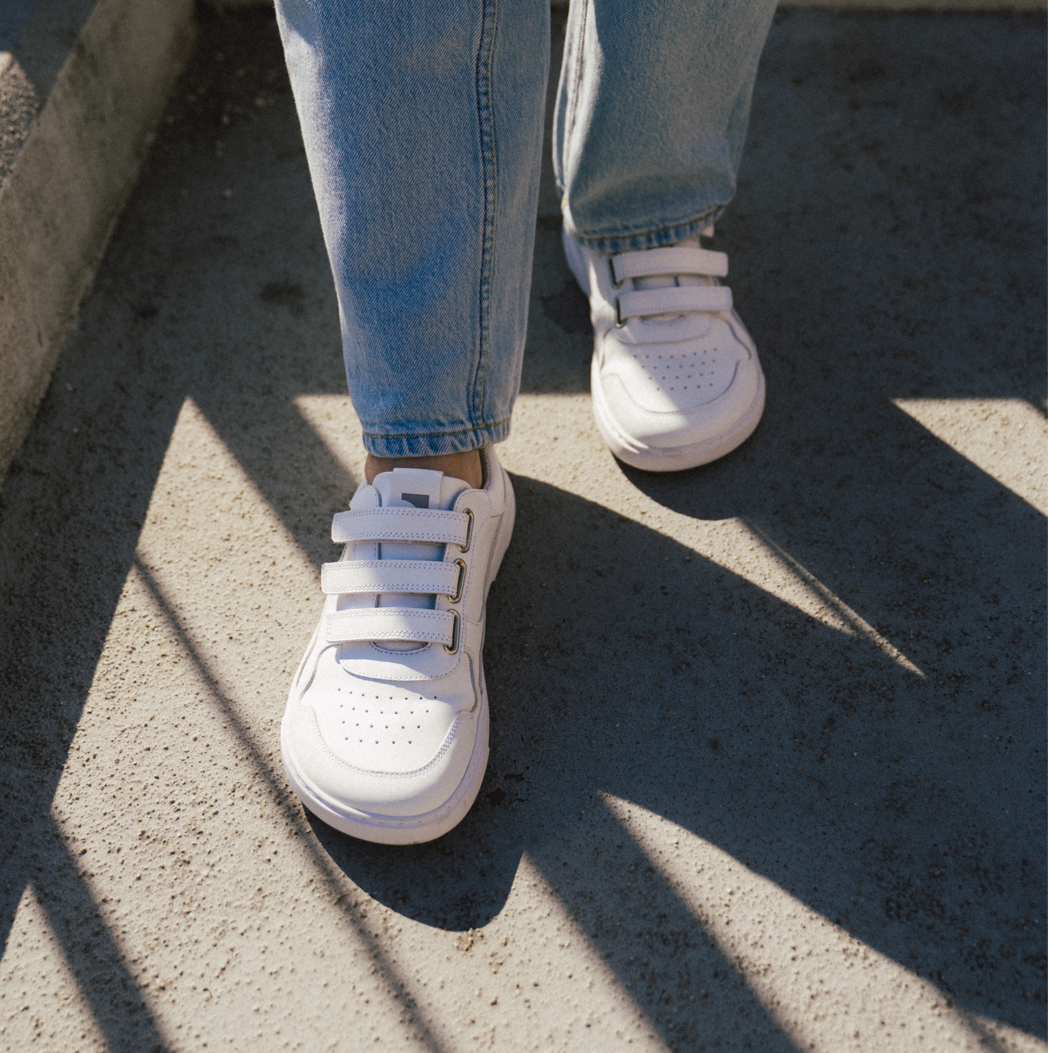 Barefoot Sneakers Barebarics Zing Velcro - All White - Leather.
Forma anatómica - El calzado respeta la forma de los pies.
Más información:
calzado de callediseño urbano modernodiseñado y hecho a mano en la Unión Europeaexcelente durabilidad y estabilidad del color de los materialesdisponible en tallas: 36 - 47 (según la medida europea)