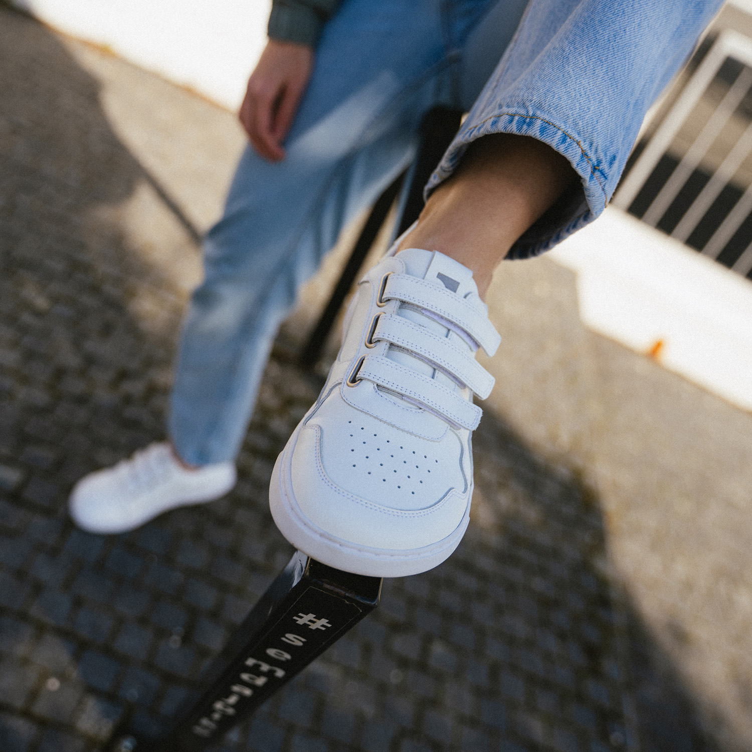 Barefoot Sneakers Barebarics Zing Velcro - All White - Leather.
Forma anatómica - El calzado respeta la forma de los pies.
Más información:
calzado de callediseño urbano modernodiseñado y hecho a mano en la Unión Europeaexcelente durabilidad y estabilidad del color de los materialesdisponible en tallas: 36 - 47 (según la medida europea)