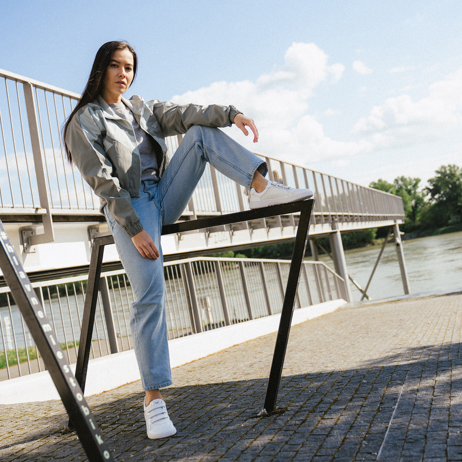 Barefoot Sneakers Barebarics Zing Velcro - All White - Leather.
Forma anatómica - El calzado respeta la forma de los pies.
Más información:
calzado de callediseño urbano modernodiseñado y hecho a mano en la Unión Europeaexcelente durabilidad y estabilidad del color de los materialesdisponible en tallas: 36 - 47 (según la medida europea)