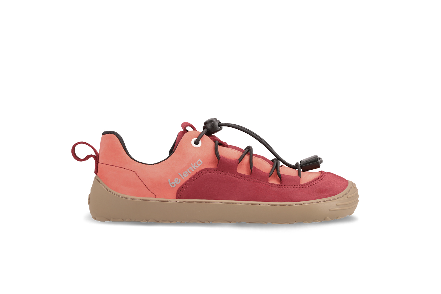 Barefoot zapatillas de niños Be Lenka Xplorer - Dark Red & Coral.
 deportivas fabricadas en cuero nobuk de primera calidadla puntera ancha de los zapatos permite el movimiento natural de los deditos de tu pequeñoel forro es agradable al tacto y además garantiza comodidad y aislamiento térmicoel tope rápido de cordones permite un ajuste ideal de las zapatillas en el empeinela suela flexible KidsUltraGrip con un patrón de dibujos animados, de 6 mm de grosor, asegura un contacto ideal con la superficie (afecta favorablemente el desarrollo del pie del niño)el calzado no está destinado a la práctica de deportes (ciclismo, andar en patinete y otras actividades que presionan la suela pueden dañarla mecánicamente)
Beneficios del calzado barefoot:
suela ultraflexiblecaída cero (zero drop): talón y punta en un mismo plano para una postura adecuadapuntera espaciosa para los dedos del piecalzado ligero
Tipo: calzado de calle