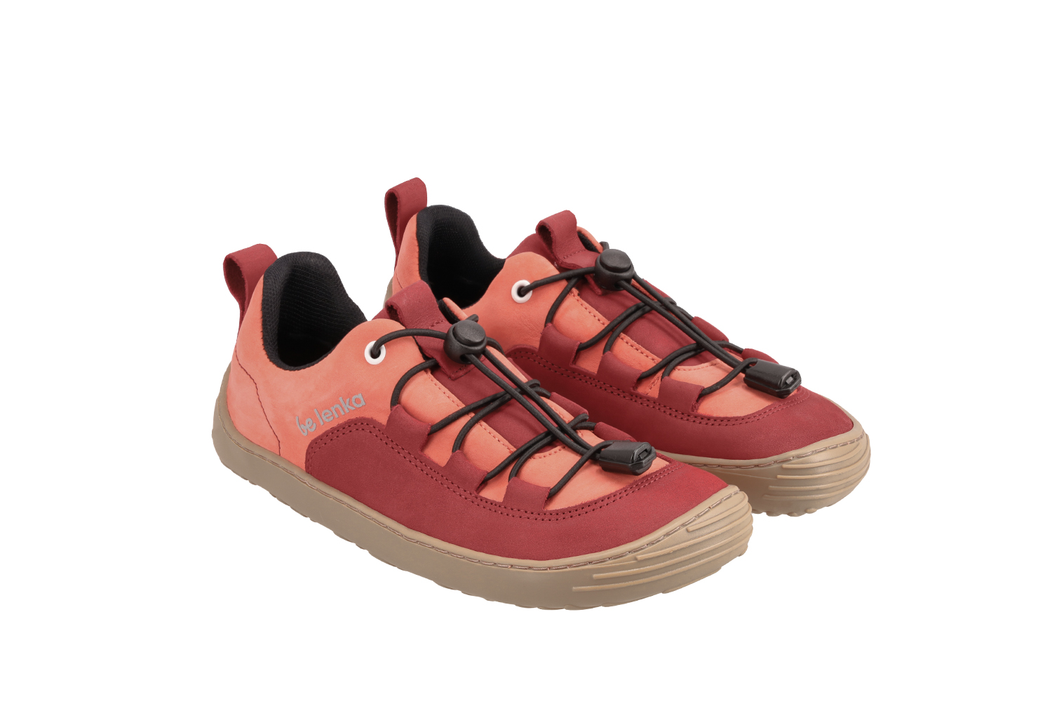 Barefoot zapatillas de niños Be Lenka Xplorer - Dark Red & Coral.
 deportivas fabricadas en cuero nobuk de primera calidadla puntera ancha de los zapatos permite el movimiento natural de los deditos de tu pequeñoel forro es agradable al tacto y además garantiza comodidad y aislamiento térmicoel tope rápido de cordones permite un ajuste ideal de las zapatillas en el empeinela suela flexible KidsUltraGrip con un patrón de dibujos animados, de 6 mm de grosor, asegura un contacto ideal con la superficie (afecta favorablemente el desarrollo del pie del niño)el calzado no está destinado a la práctica de deportes (ciclismo, andar en patinete y otras actividades que presionan la suela pueden dañarla mecánicamente)
Beneficios del calzado barefoot:
suela ultraflexiblecaída cero (zero drop): talón y punta en un mismo plano para una postura adecuadapuntera espaciosa para los dedos del piecalzado ligero
Tipo: calzado de calle