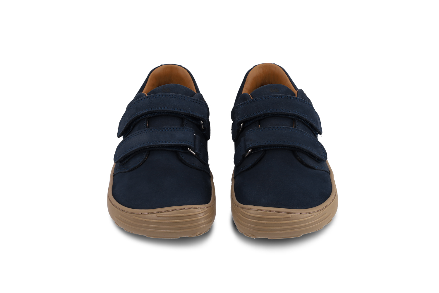 Zapatos barefoot de niños Be Lenka Bounce - Dark Blue.
Empeine: cuero (nobuk) 
Forro: cuero + textil 
Plantilla: PU reciclado + textil (extraíble) 
Suela: TR (KidsUltraGrip) 
Producción: Portugal
 
los zapatos descalzos imitan perfectamente el andar descalzo, exactamente como lo ha diseñado la naturaleza
suela cosida para la vida del zapato más larga
zapatos universales adecuados también para eventos especiales
suela KidsUltraGrip para modelos infantiles con excelente agarre y patrón divertido
calzado práctico gracias al velcro
zapatos ligeros fabricados de piel de nobuk de primera calidad
plantilla extraíble que elimina perfectamente la humedad

Ventajas de los zapatos descalzos:

suela ultraflexible
caída cero (zero drop): talón y punta en un mismo plano para una postura adecuada
puntera espaciosa para los dedos del pie
calzado ligero

Tipo: zapatos para caminar