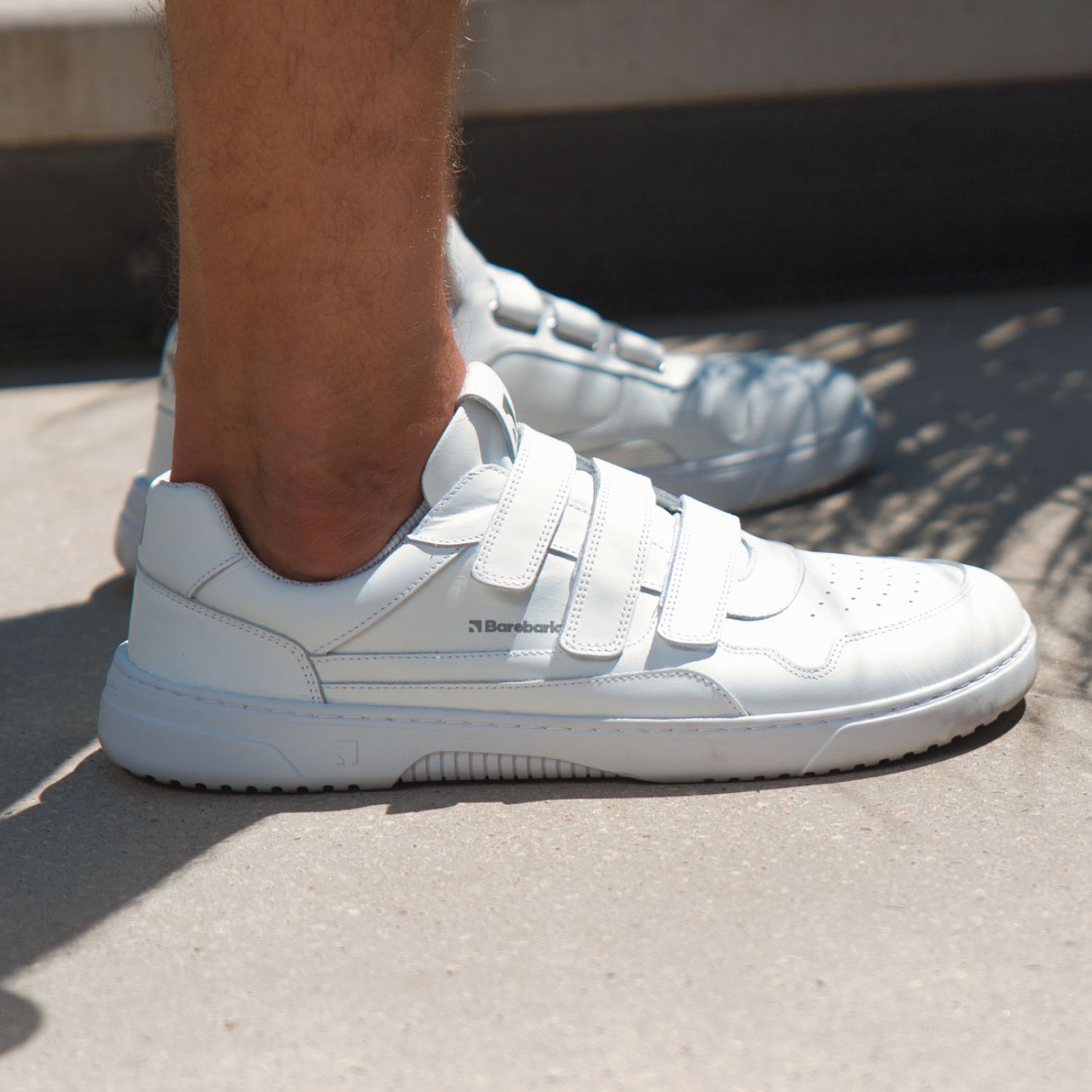 Barefoot Sneakers Barebarics Zing Velcro - All White - Leather.
Forma anatómica - El calzado respeta la forma de los pies.
Más información:
calzado de callediseño urbano modernodiseñado y hecho a mano en la Unión Europeaexcelente durabilidad y estabilidad del color de los materialesdisponible en tallas: 36 - 47 (según la medida europea)